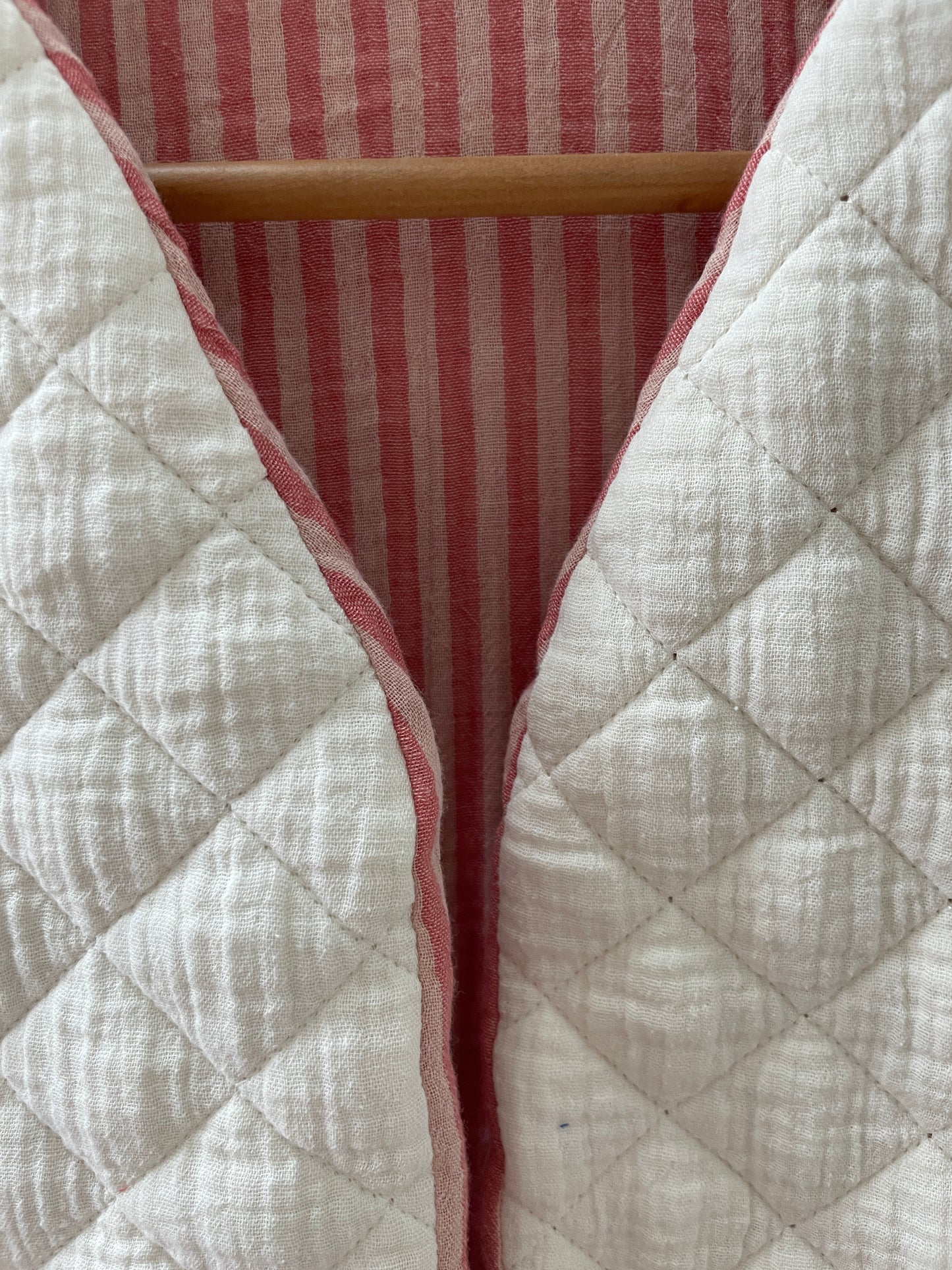 Gilet sans manche réversible matelassé blanc et intérieur gaze de coton rayé paprika et chair - Taille S/M
