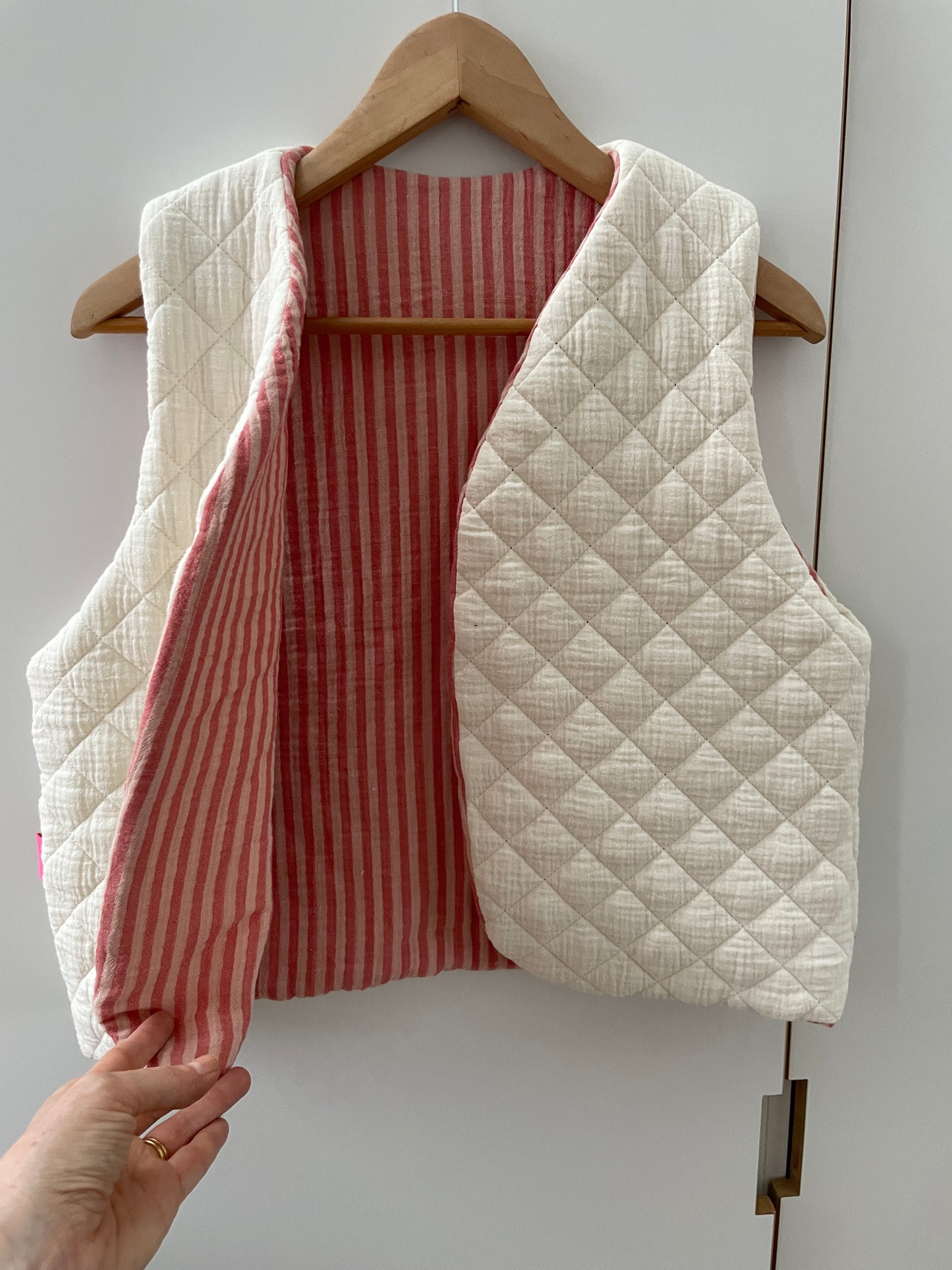 Gilet sans manche réversible matelassé blanc et intérieur gaze de coton rayé paprika et chair - Taille S/M