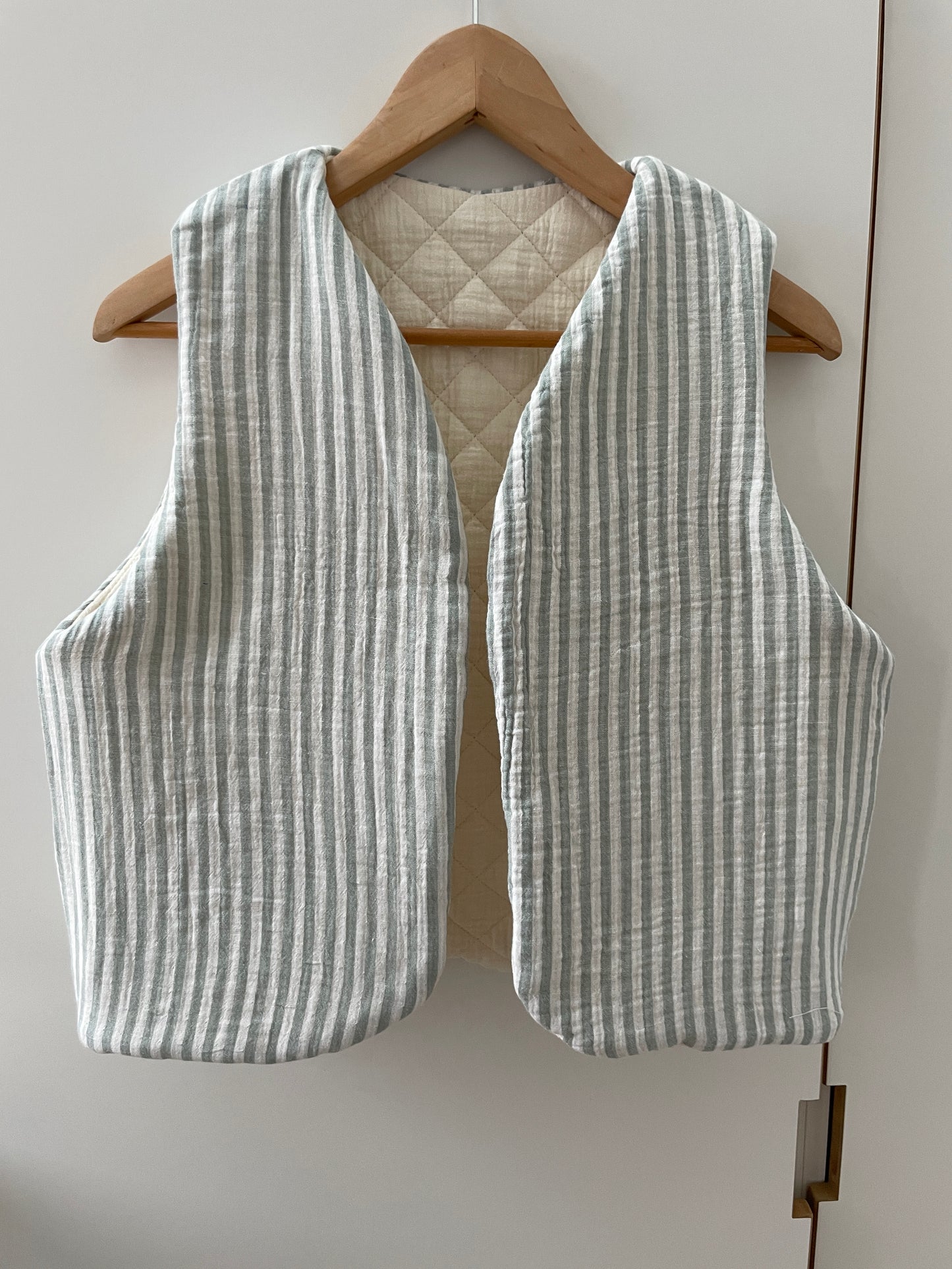 Gilet sans manche réversible matelassé blanc et intérieur gaze de coton rayé bleu gris et blanc