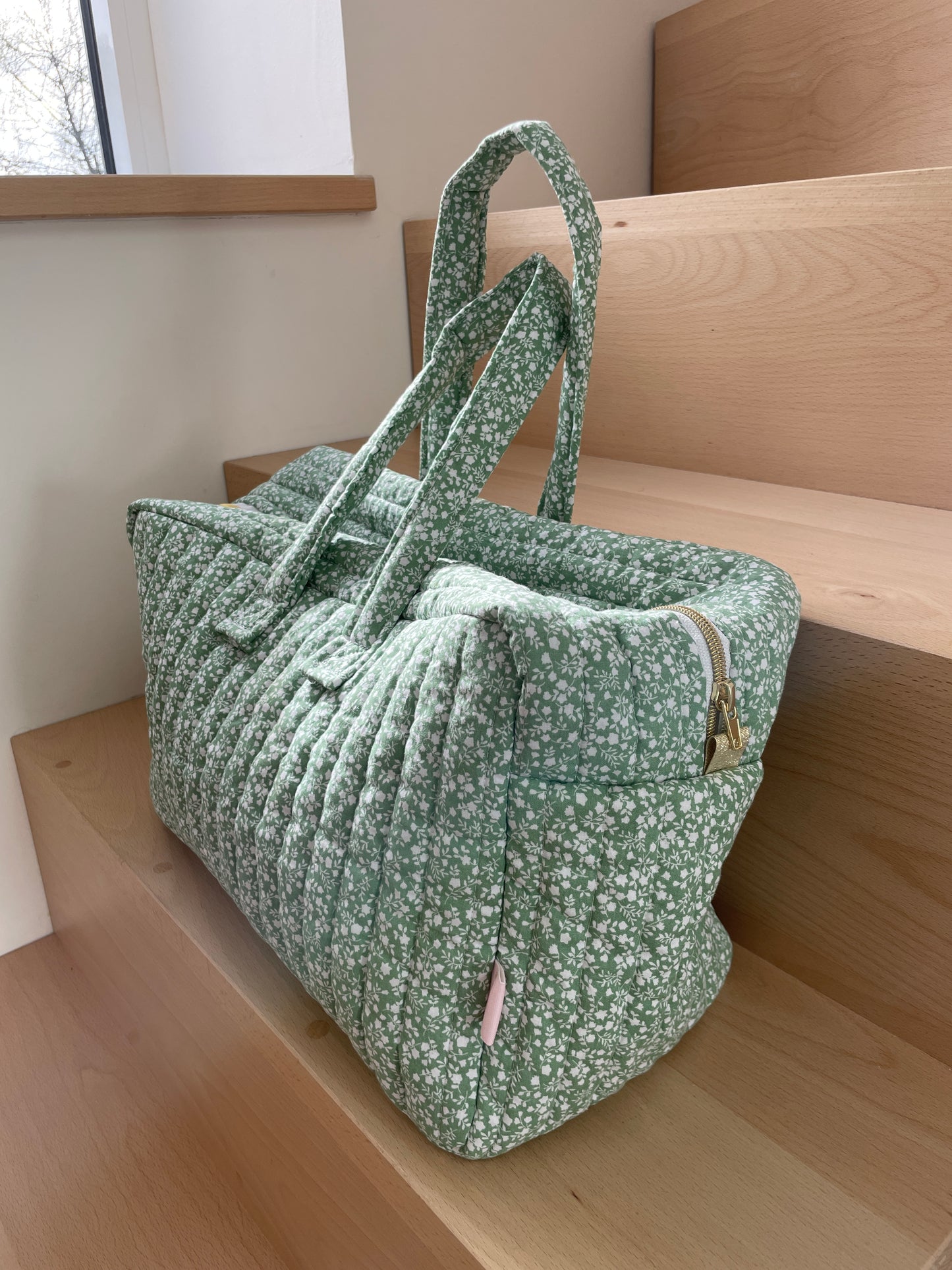 Sac « Meli » le sac weekend ou pour bébé - Tissu matelassé vert à petites fleurs blanches (en stock)