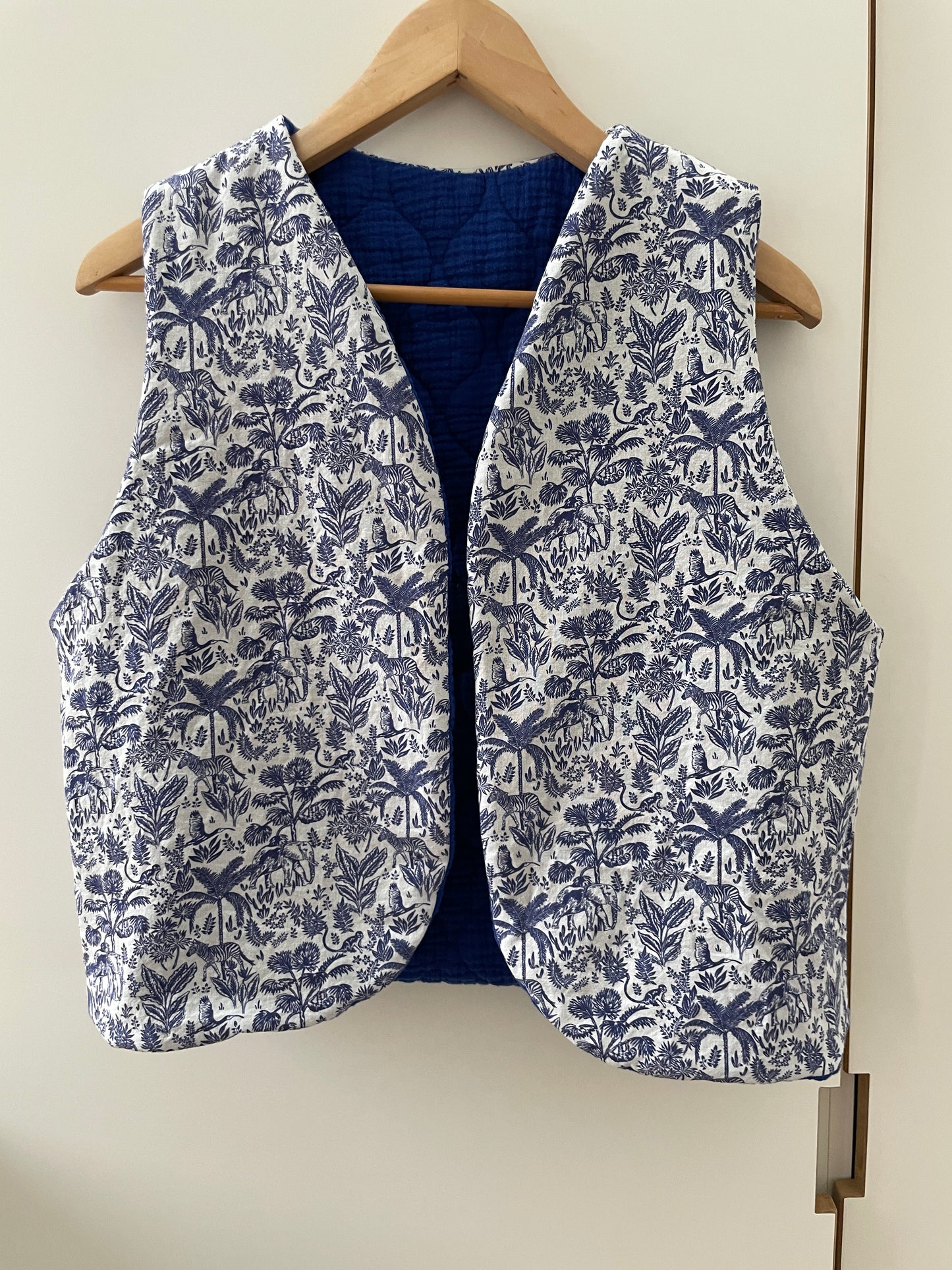Gilet sans manche réversible Matelassé bleu roi et intérieur coton style toile de Jouy