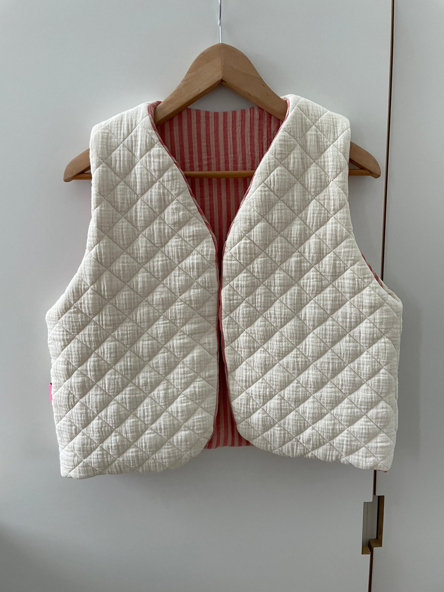 Gilet sans manche réversible matelassé blanc et intérieur gaze de coton rayé paprika et chair - Taille S/M