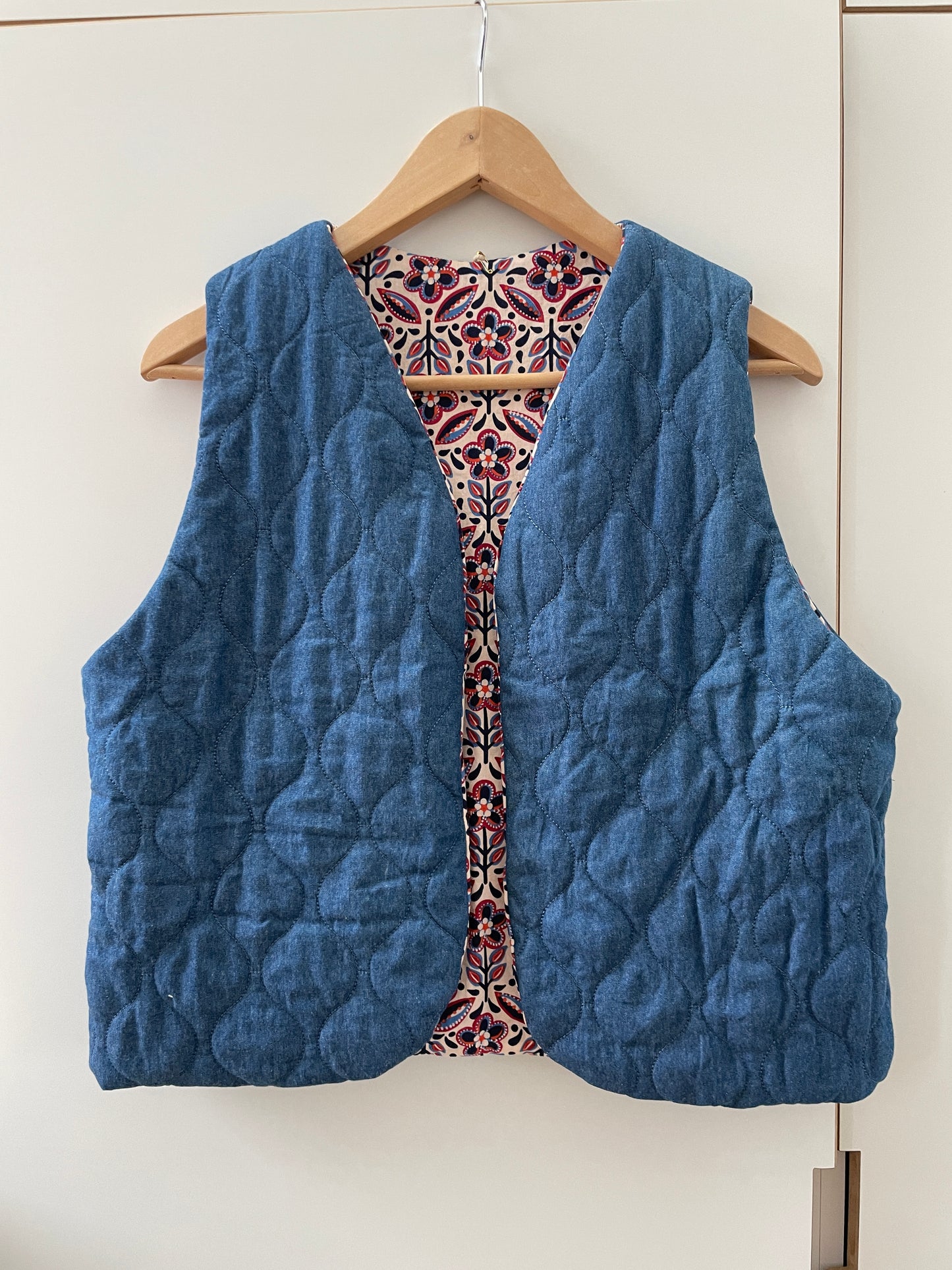 Gilet sans manche réversible matelassé jeans et intérieur coton motifs indiens bleu, blanc, rouge