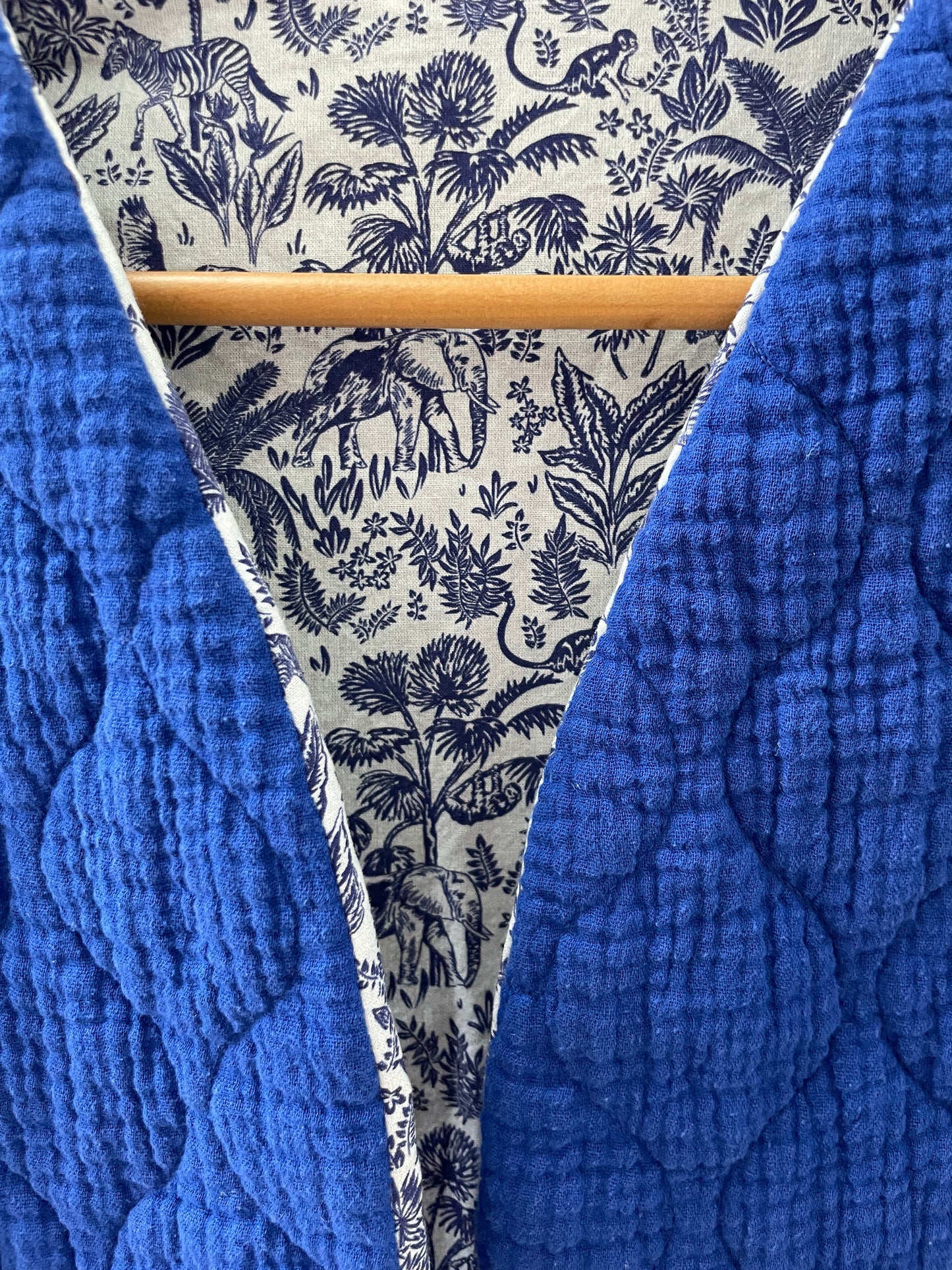 Gilet sans manche réversible Matelassé bleu roi et intérieur coton style toile de Jouy