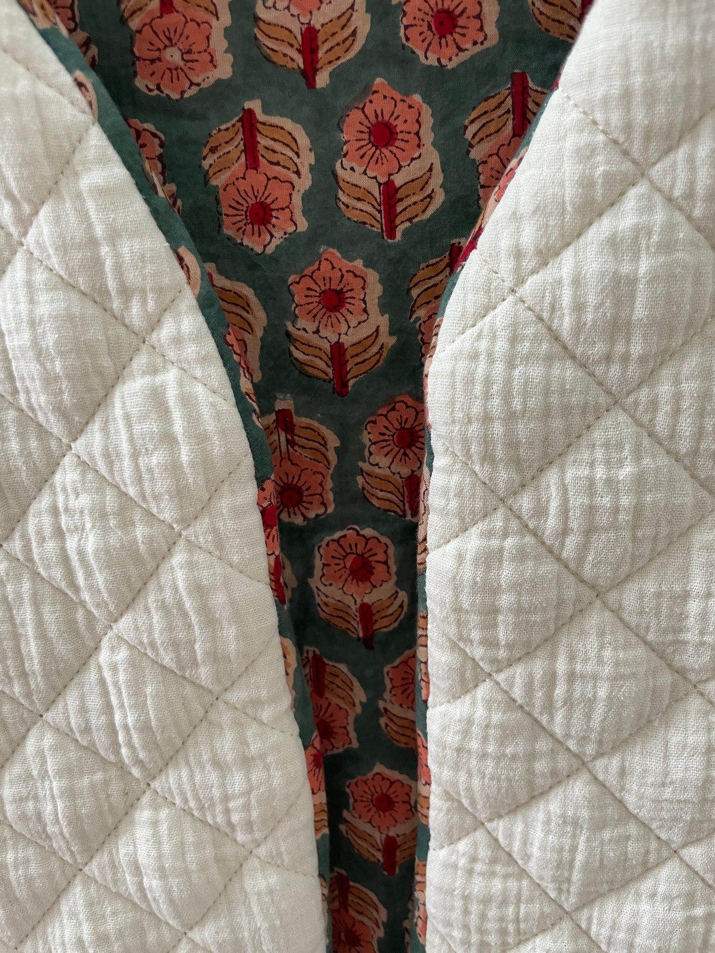 Gilet sans manche réversible Matelassé et coton indien couleur vert avec fleurs