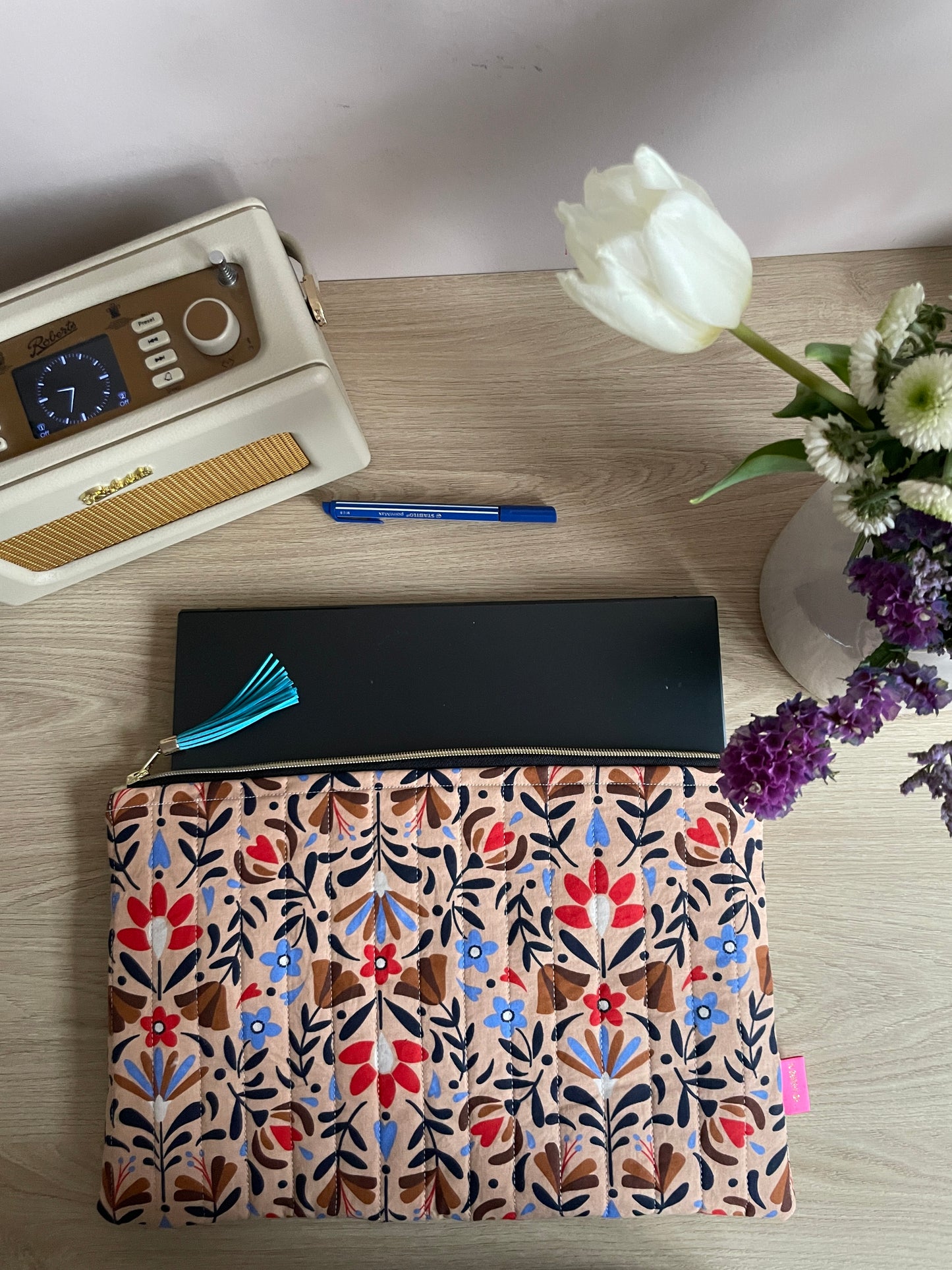 13 pouces - Housse ordinateur en tissu matelassé beige fleurs rouges et bleues