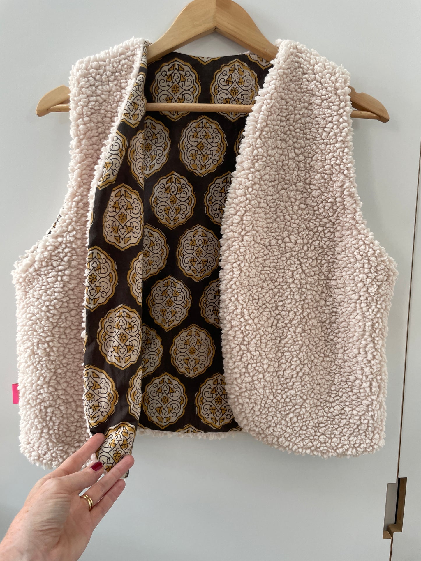 Gilet sans manche réversible moumoute Sherpa et intérieur voile de coton indien motifs marron et beige