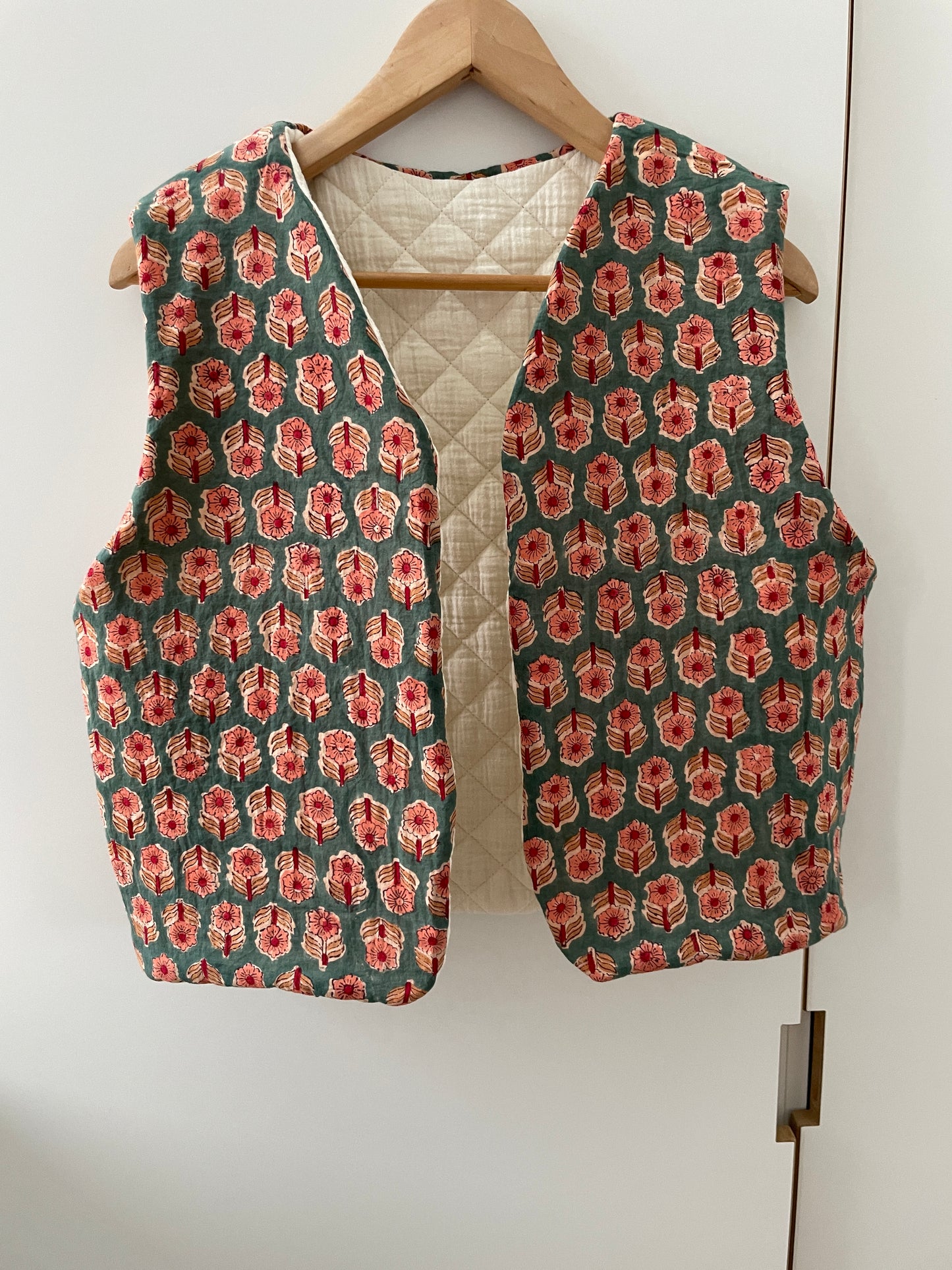 Gilet sans manche réversible Matelassé et coton indien couleur vert avec fleurs