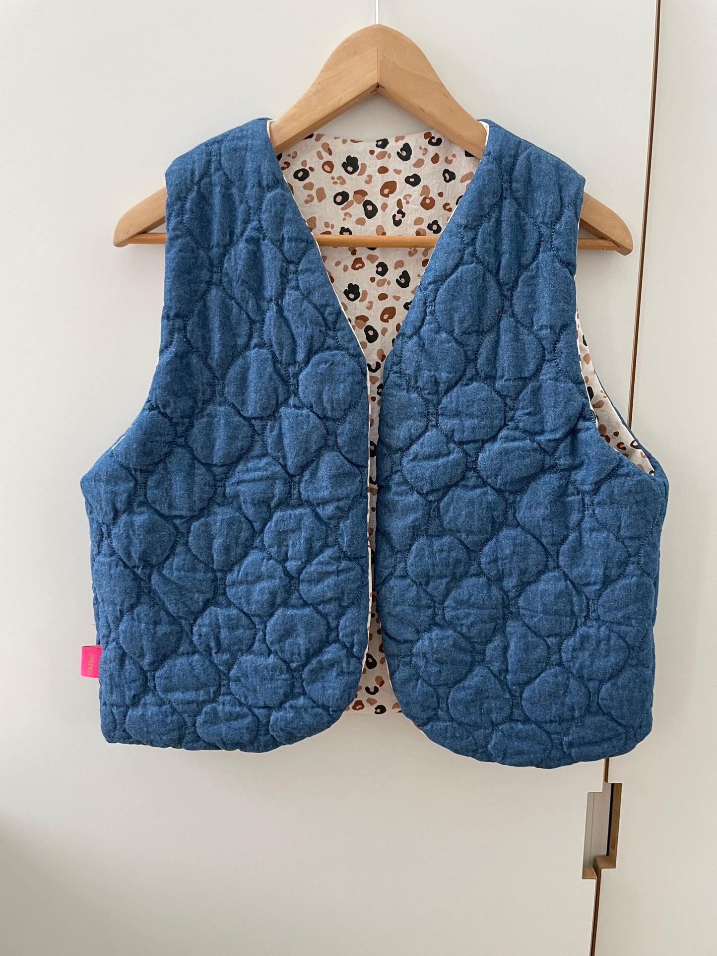 Gilet sans manche réversible en jean matelassé et intérieur coton motif léopard