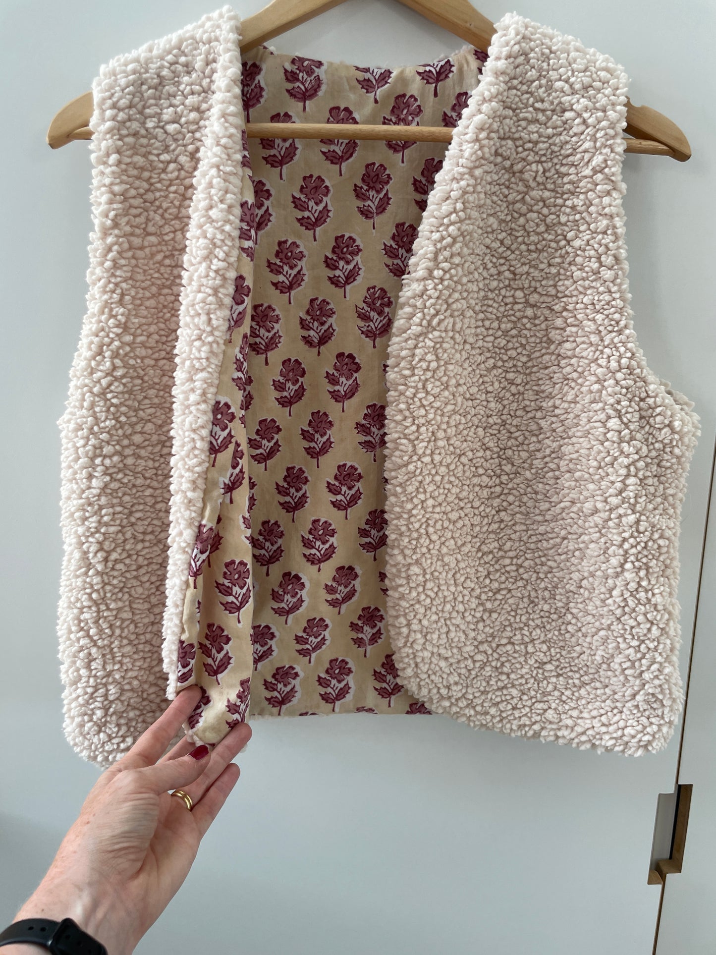 Gilet sans manche réversible moumoute Sherpa et intérieur voile de coton indien motifs fleurs rose fond écru