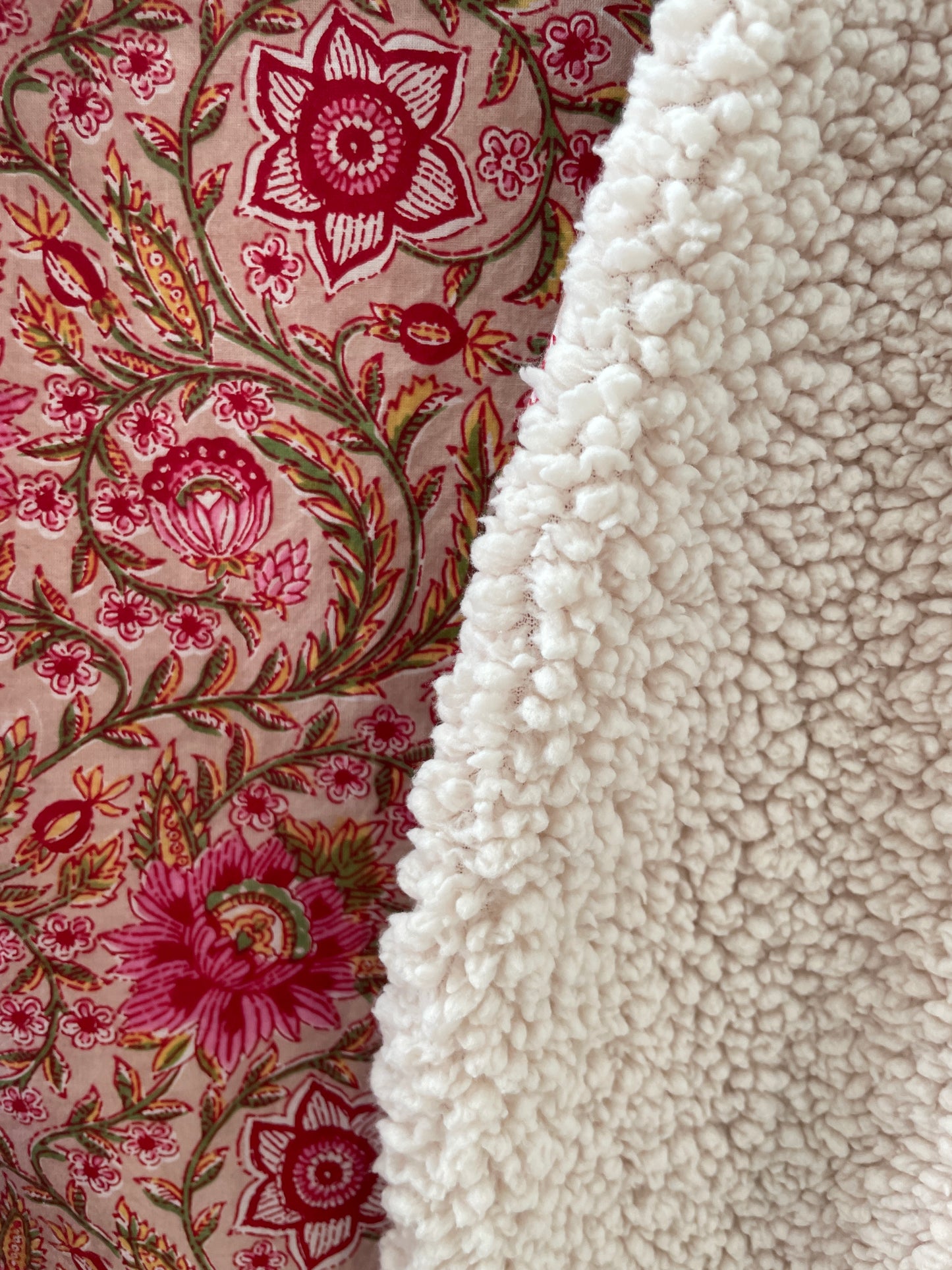 Gilet sans manche réversible moumoute Sherpa et intérieur voile de coton indien motifs rouge et rose