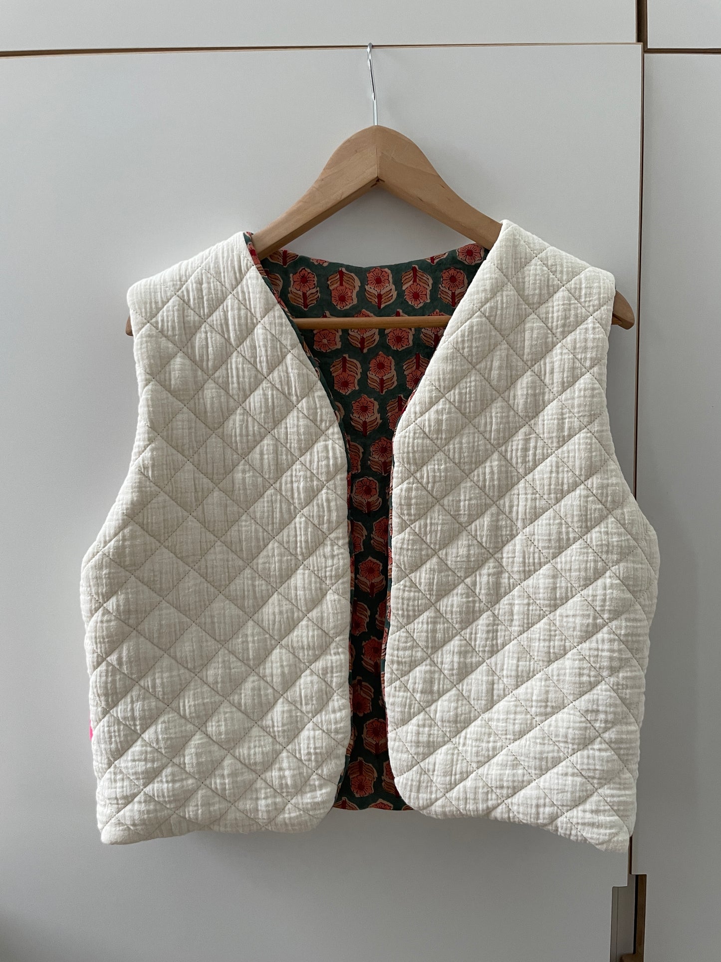 Gilet sans manche réversible Matelassé et coton indien couleur vert avec fleurs