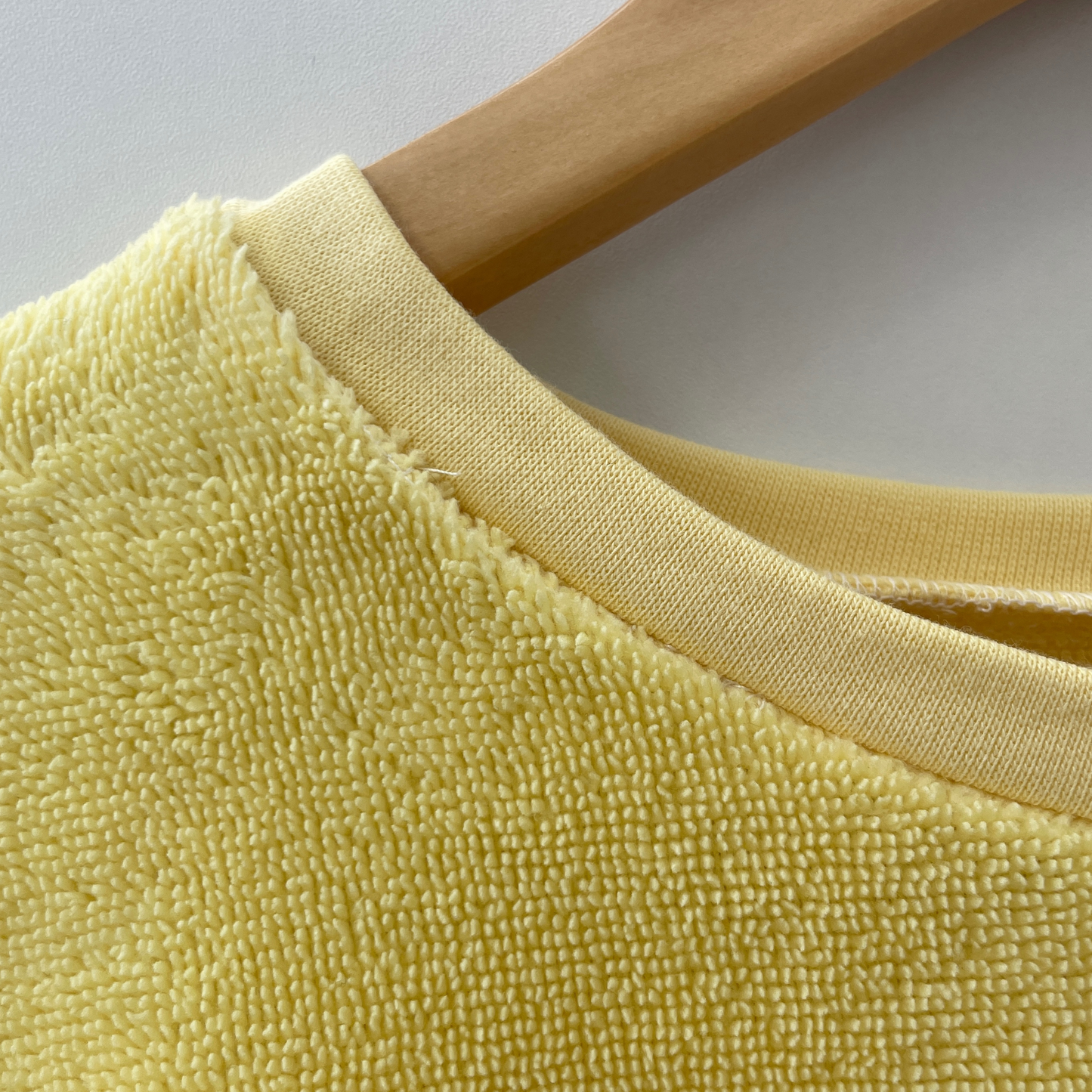 Sweat jaune détail col