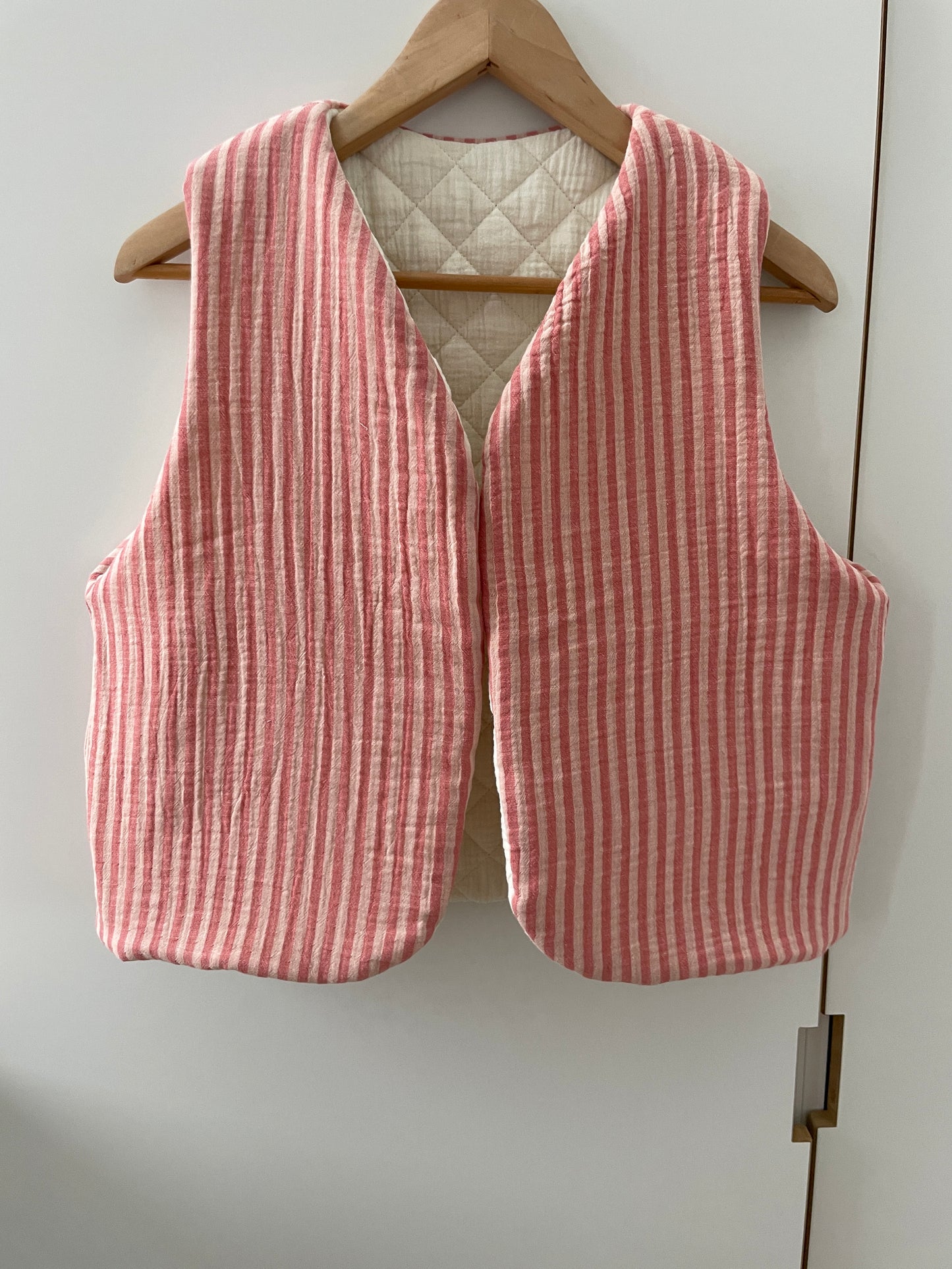 Gilet sans manche réversible matelassé blanc et intérieur gaze de coton rayé paprika et chair - Taille S/M