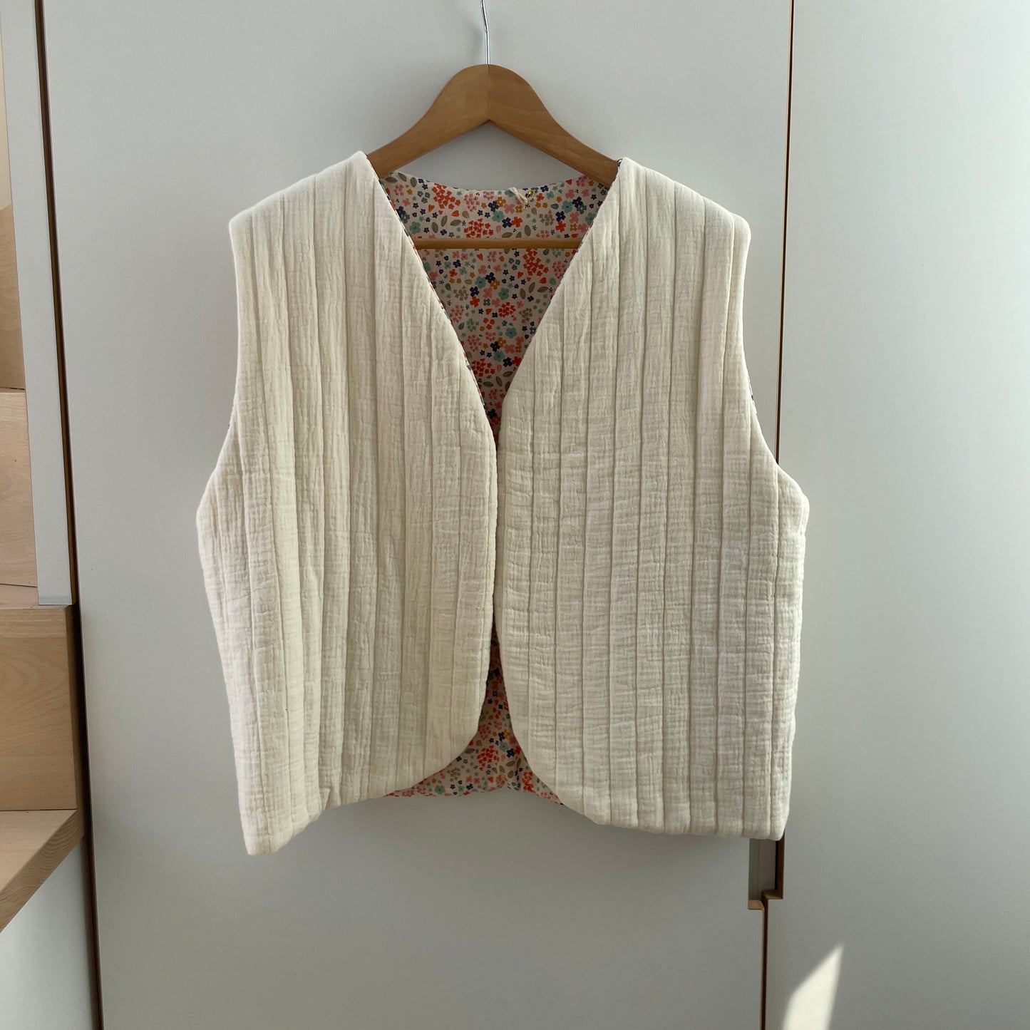 Gilet sans manche réversible Matelassé écru et intérieur petites fleurs colorées - taille L
