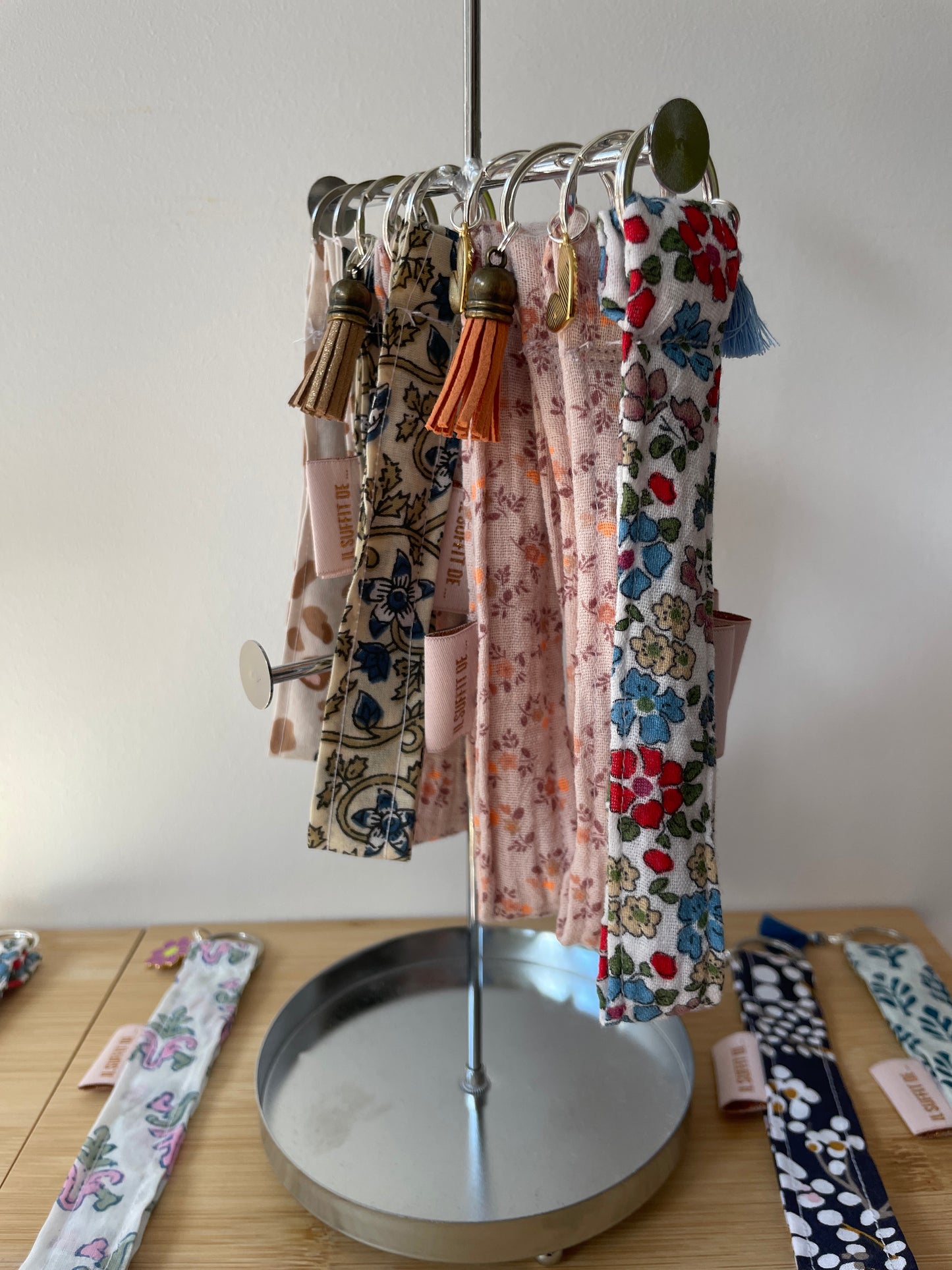 Porte-clé en tissus avec breloque - Double gaze fleurs multicolores