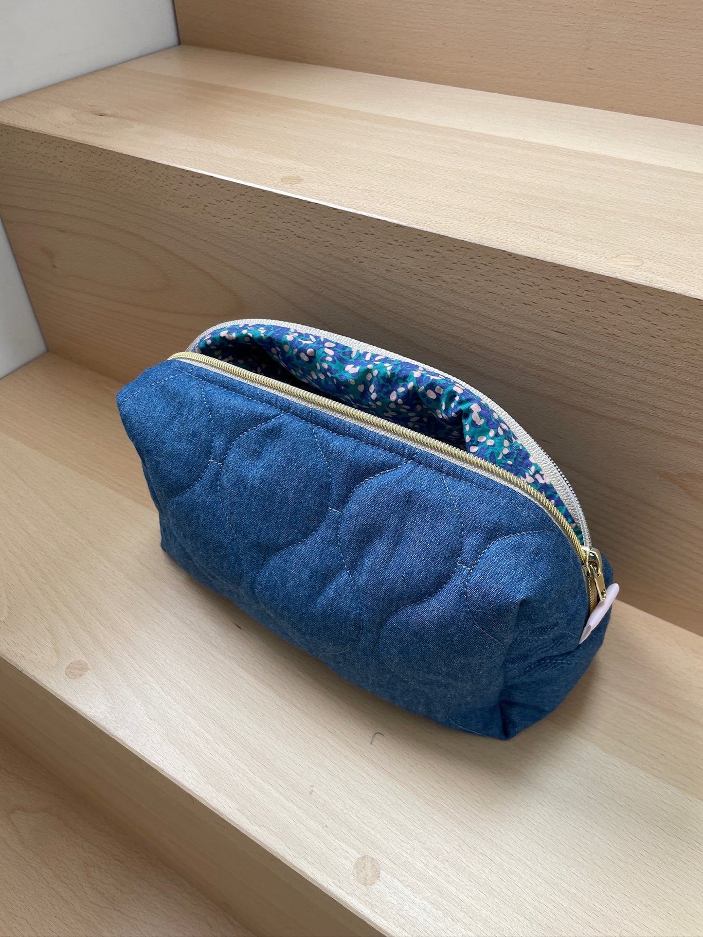Trousse de toilette "Lucienne" Jean matelassé et intérieur coton motif bleu Klein, vert et beige