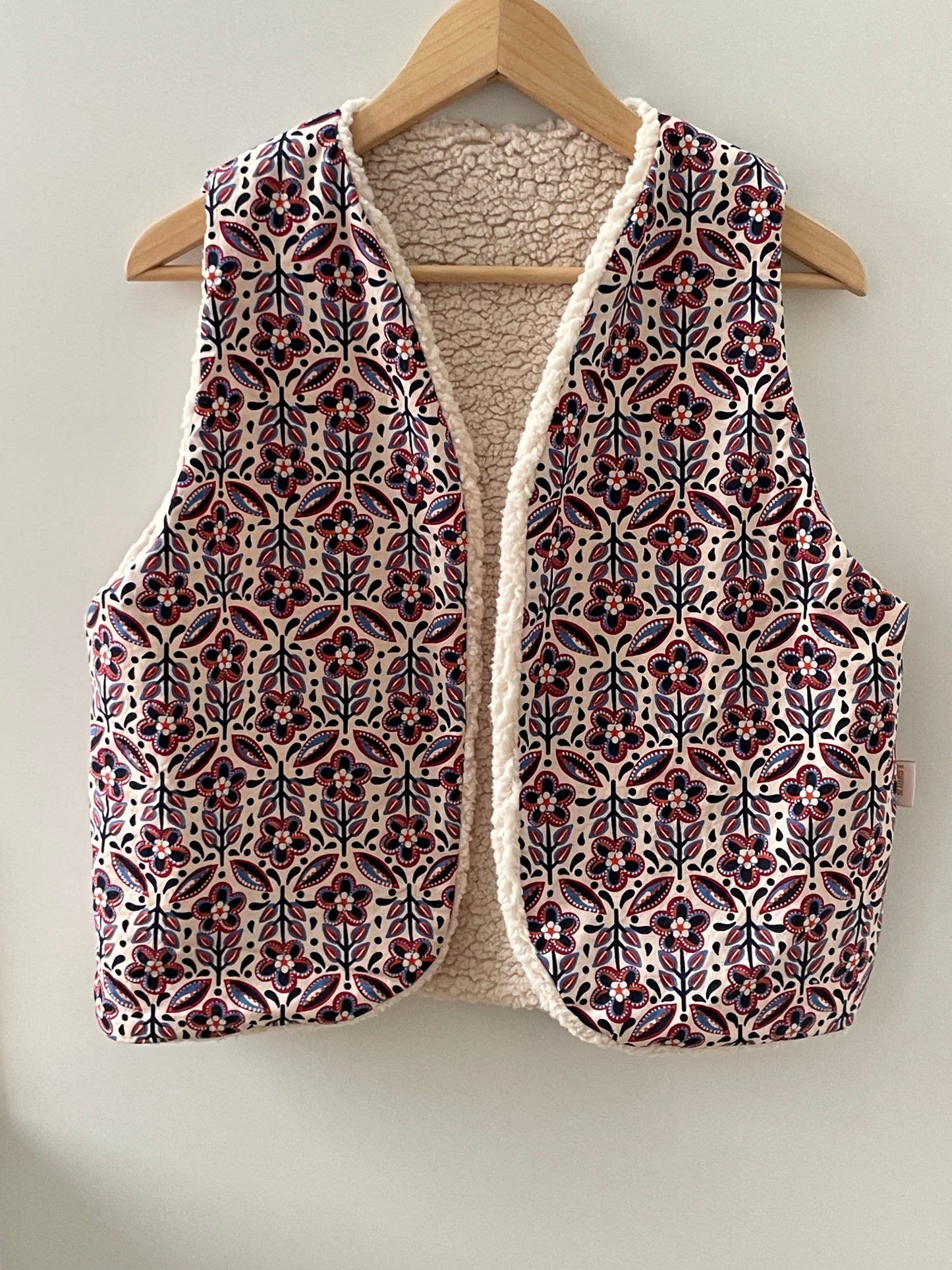Gilet sans manche réversible Moumoute Sherpa et intérieur coton avec motifs indiens bleu, blanc et rouge