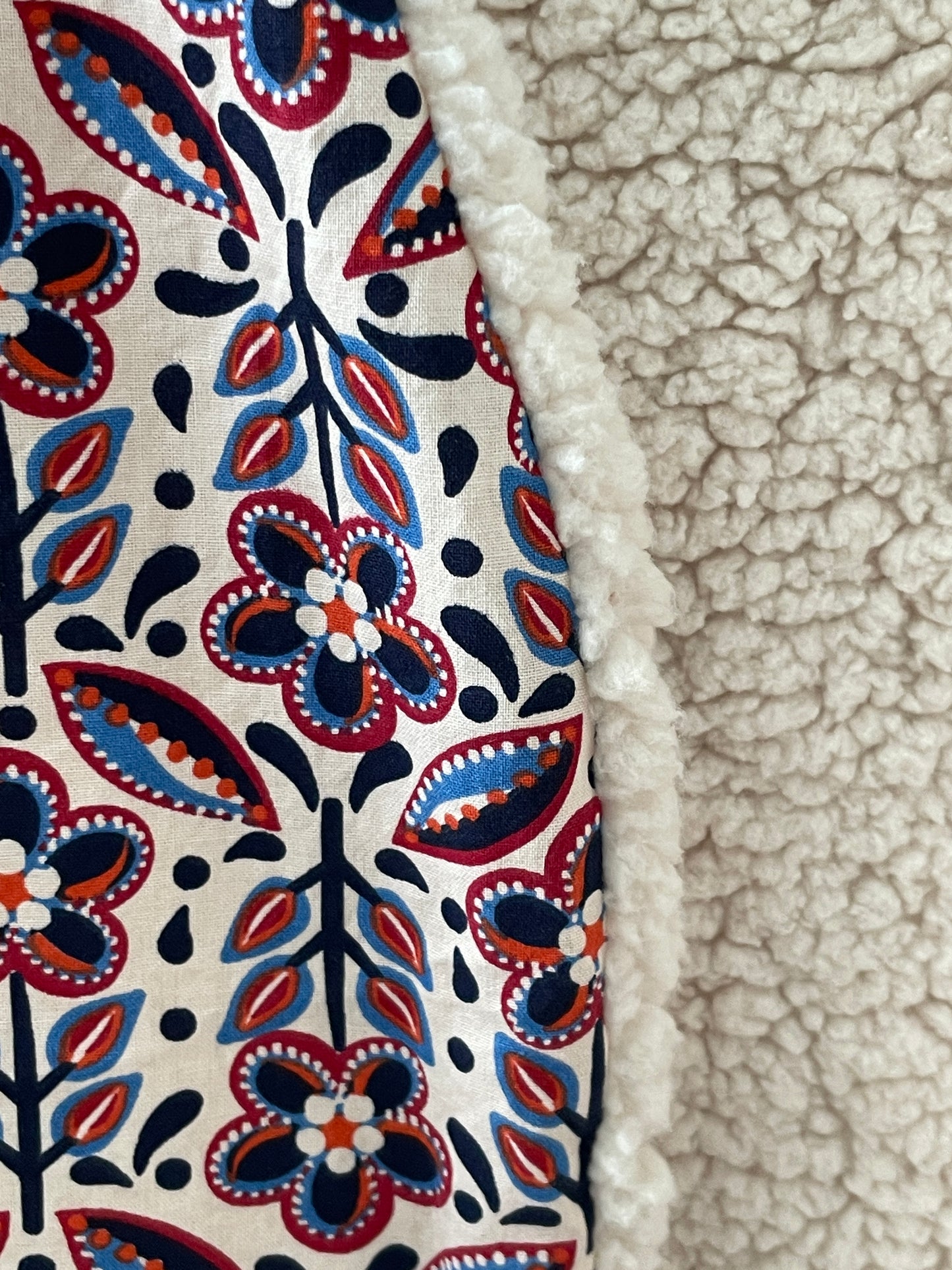 Gilet sans manche réversible Moumoute Sherpa et intérieur coton avec motifs indiens bleu, blanc et rouge