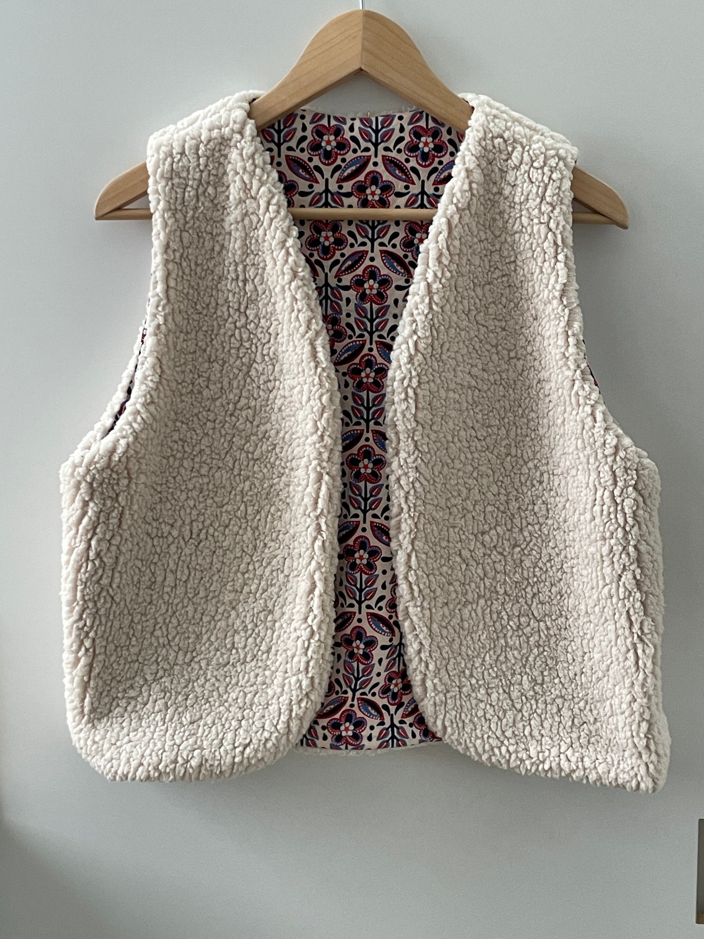 Gilet sans manche réversible Moumoute Sherpa et intérieur coton avec motifs indiens bleu, blanc et rouge