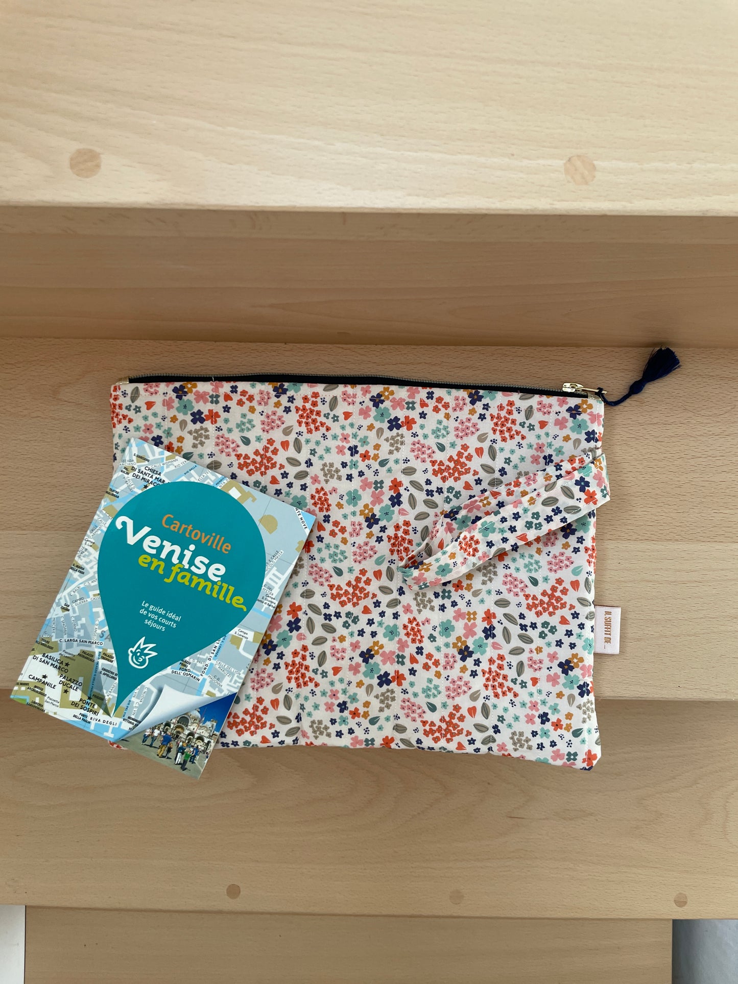 Pochette de voyage/ Housse I pad - Matelassé tissu creme avec petites fleurs avec une anse