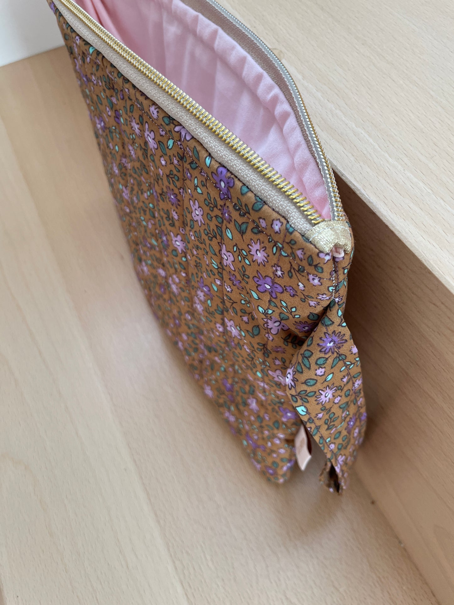 Pochette de voyage/ Housse I pad - Matelassé tissu marron avec petites fleurs violettes  avec une anse