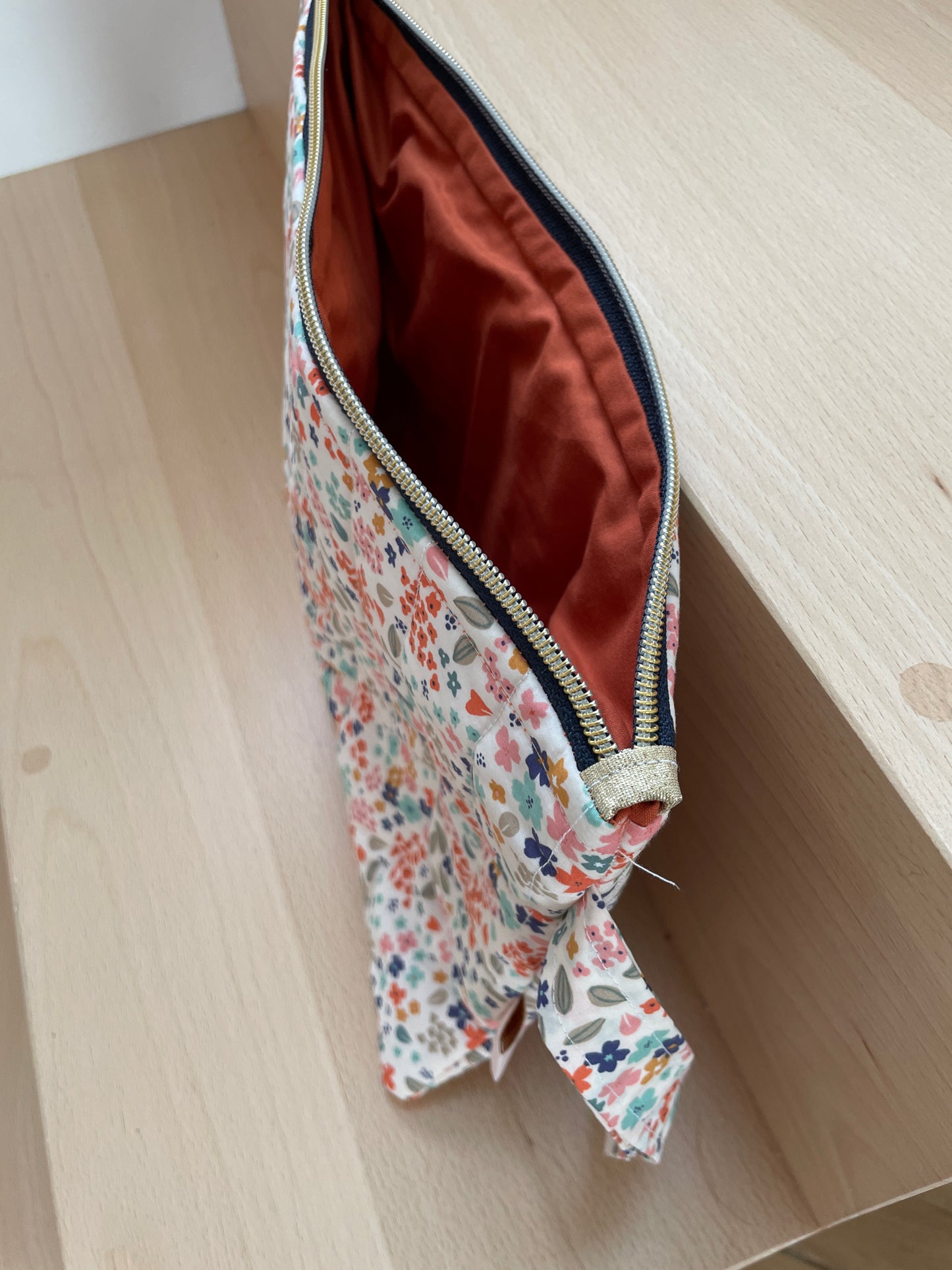 Pochette de voyage/ Housse I pad - Matelassé tissu creme avec petites fleurs avec une anse