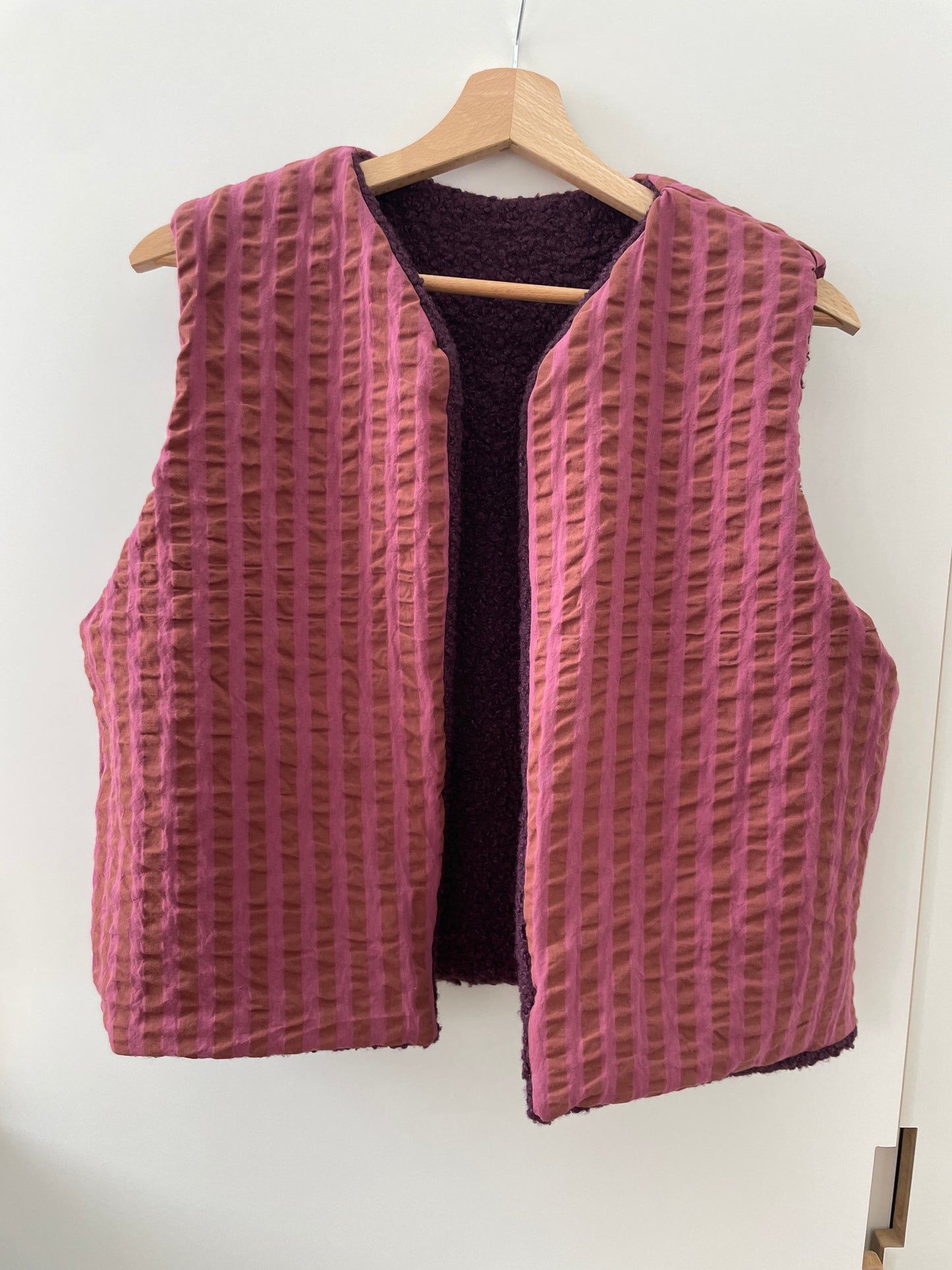 Gilet sans manche réversible bouclettes Bordeaux et seersucker ligné