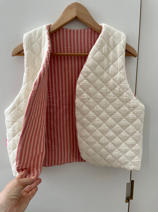 Gilet sans manche réversible matelassé blanc et intérieur gaze de coton rayé paprika et chair - Taille S/M