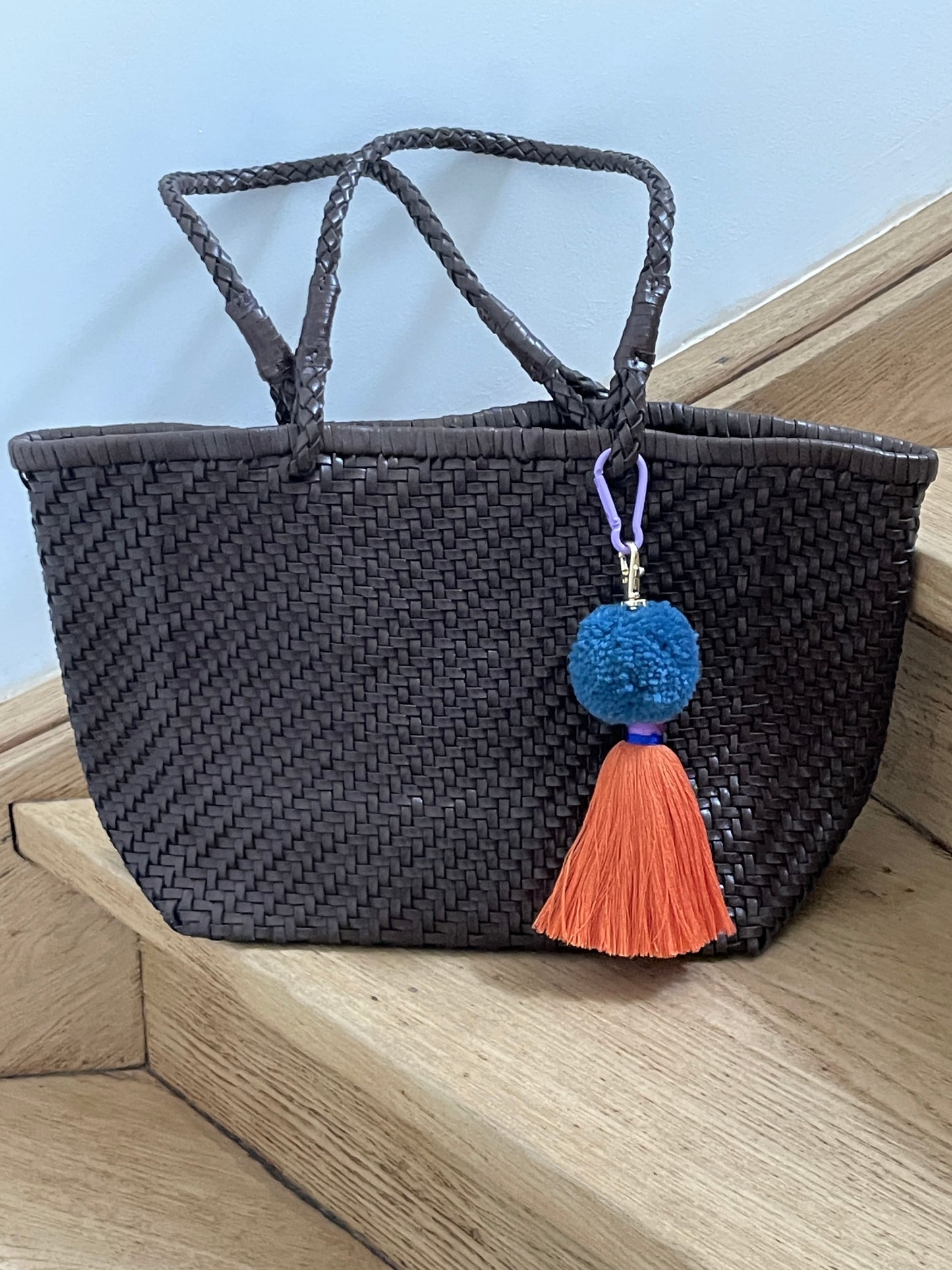 Bijoux de sac - pompons bleu et orange