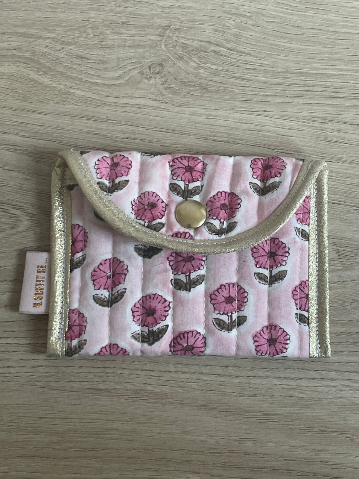 Porte-cartes en tissu matelassé indien - fond rose avec fleurs - pochette artisanale