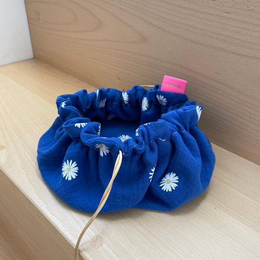 Trousse de Maquillage "Caro" en gaze de coton bleu roi avec des marguerites