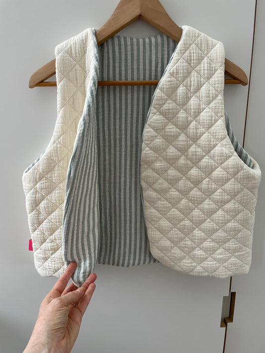 Gilet sans manche réversible matelassé blanc et intérieur gaze de coton rayé bleu gris et blanc