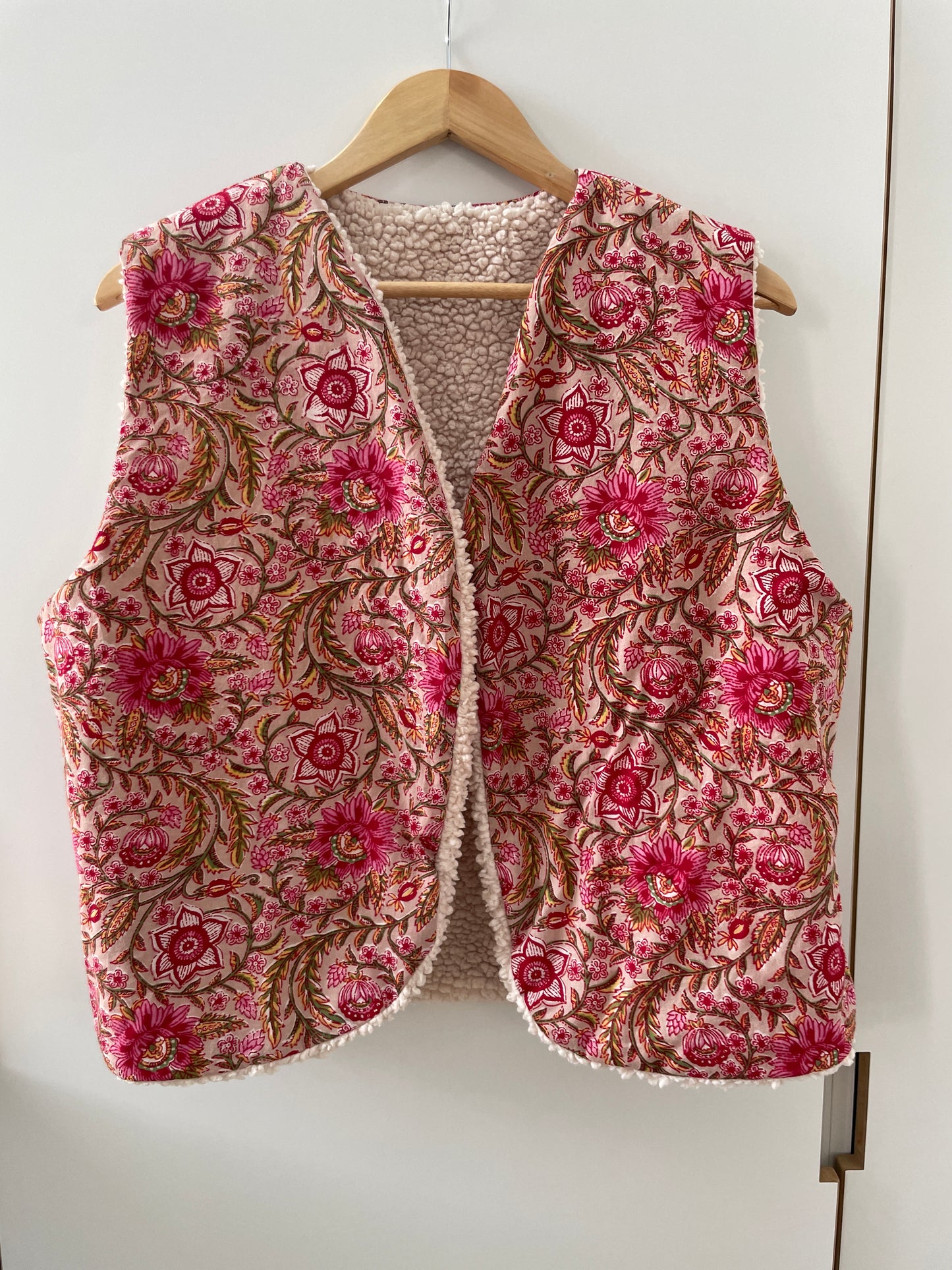 Gilet sans manche réversible moumoute Sherpa et intérieur voile de coton indien motifs rouge et rose