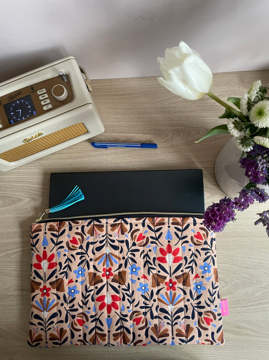 13 pouces - Housse ordinateur en tissu matelassé beige fleurs rouges et bleues