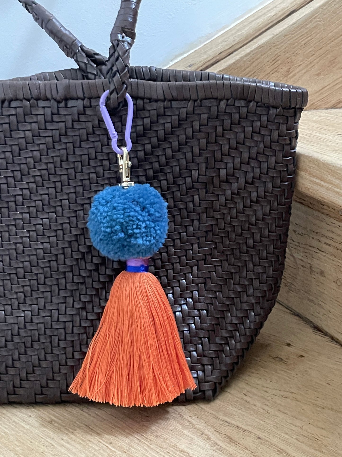 Bijoux de sac - pompons bleu et orange
