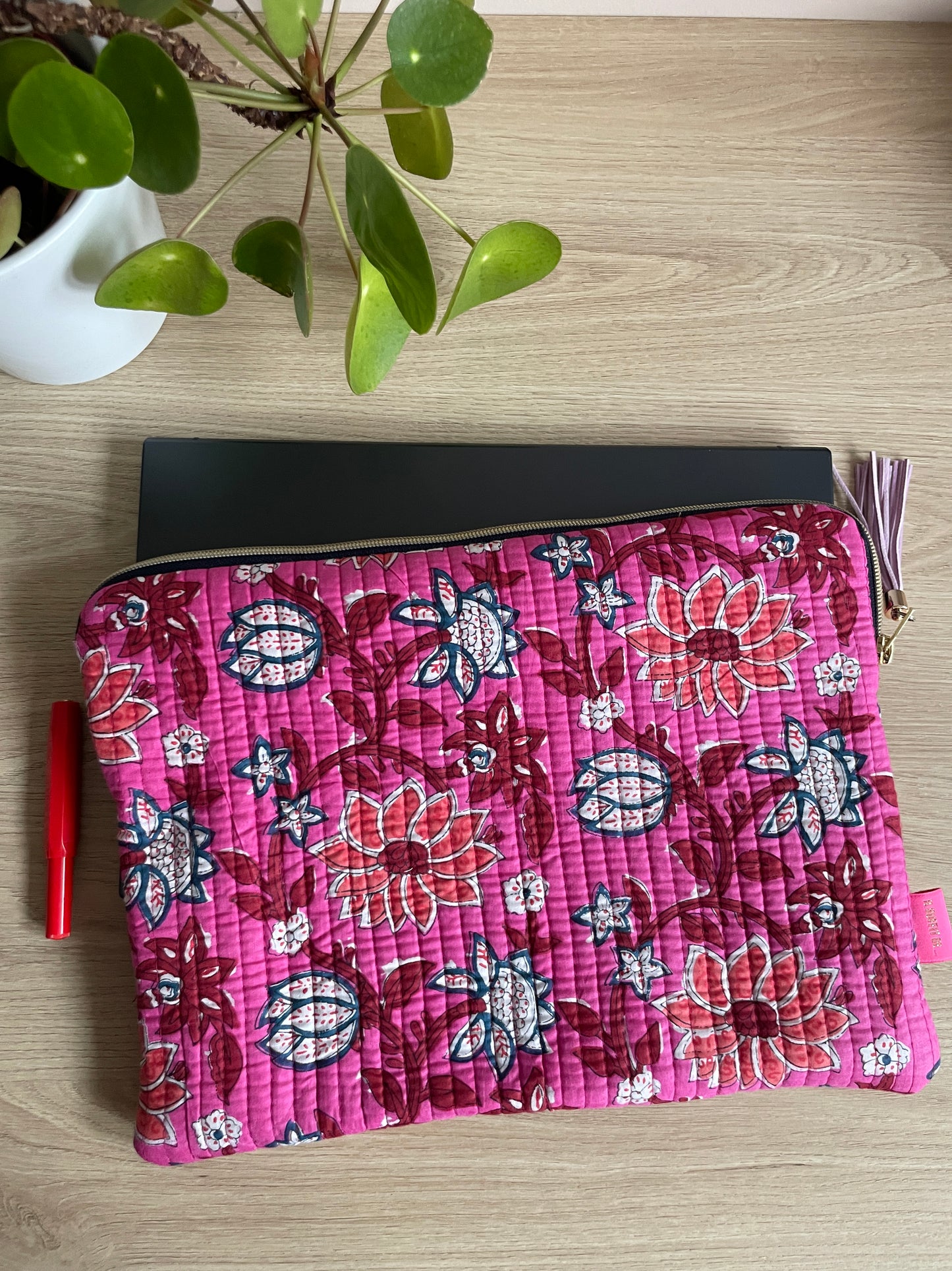 Housse ordinateur en tissu matelassé