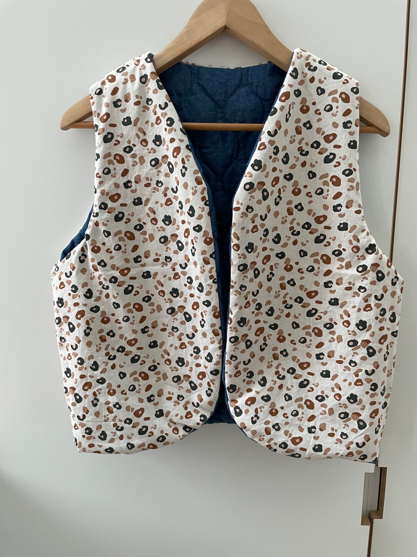 Gilet sans manche réversible en jean matelassé et intérieur coton motif léopard