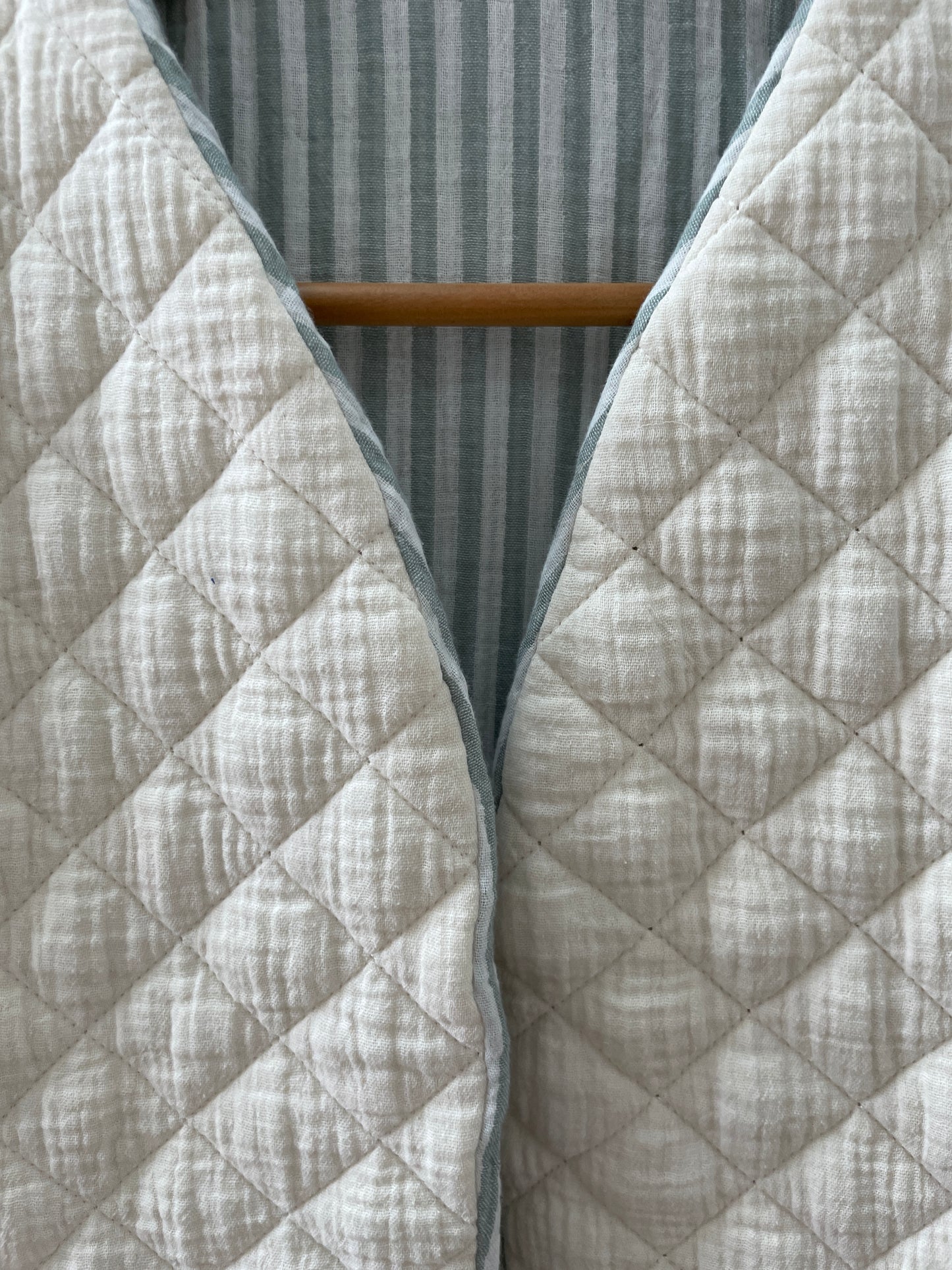Gilet sans manche réversible matelassé blanc et intérieur gaze de coton rayé bleu gris et blanc