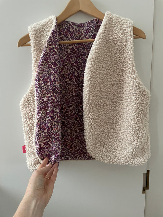 Gilet sans manche réversible moumoute Sherpa et coton petites fleurs violettes