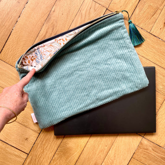 Housse ordinateur en tissu matelassé - Velours côtelé vert d'eau et intérieur coton fleuri assorti - dimensions ordi max 32 cm x 23 cm (en stock)