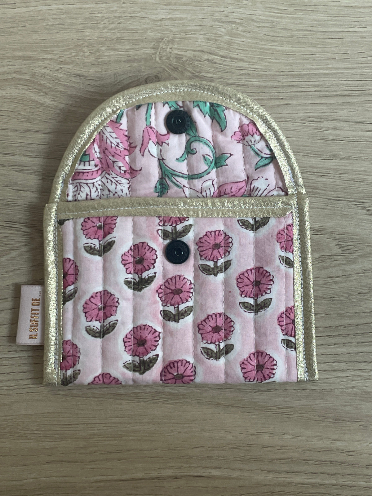 Porte-cartes  en tissu matelassé indien -pochette artisanale - fond rose avec fleurs ouverte