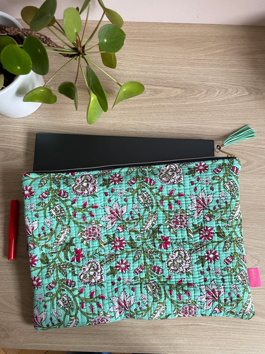 Housse ordinateur en tissu matelassé