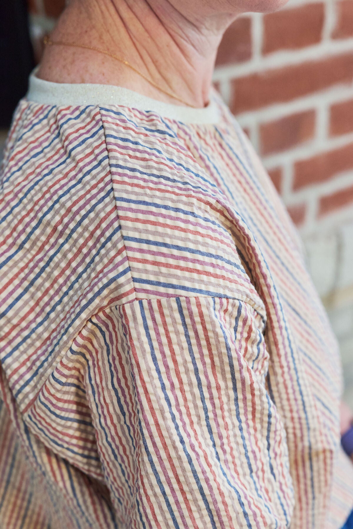 Blouse beige rayures détails encolure