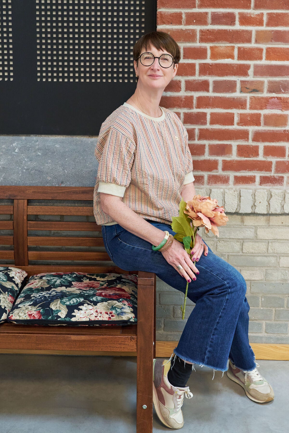 Blouse beige rayures banc avec fleur dans les mains