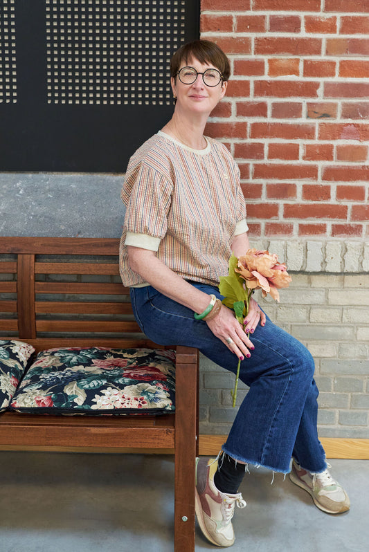 Blouse beige rayures banc avec fleur dans les mains