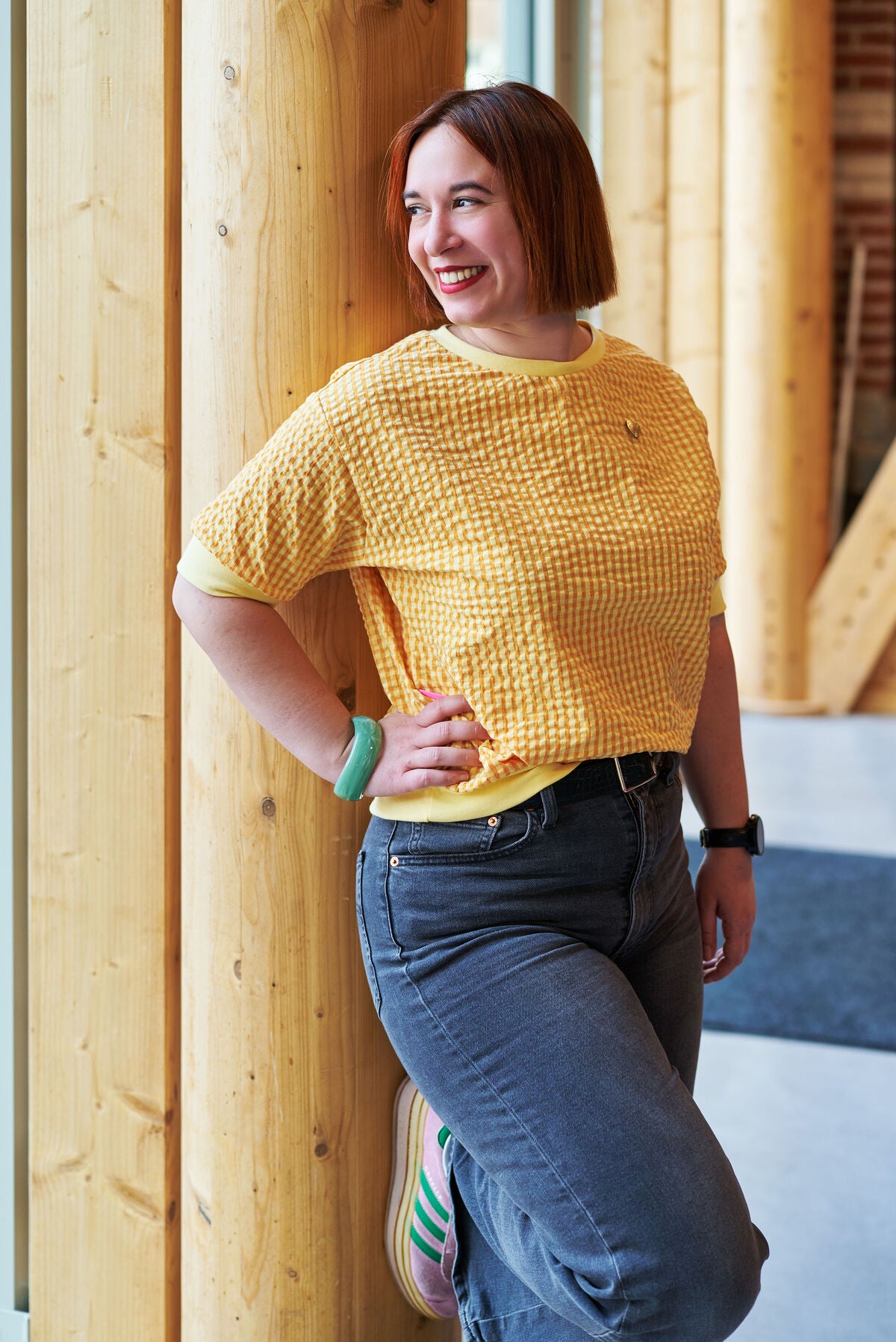 Blouse jaune debout