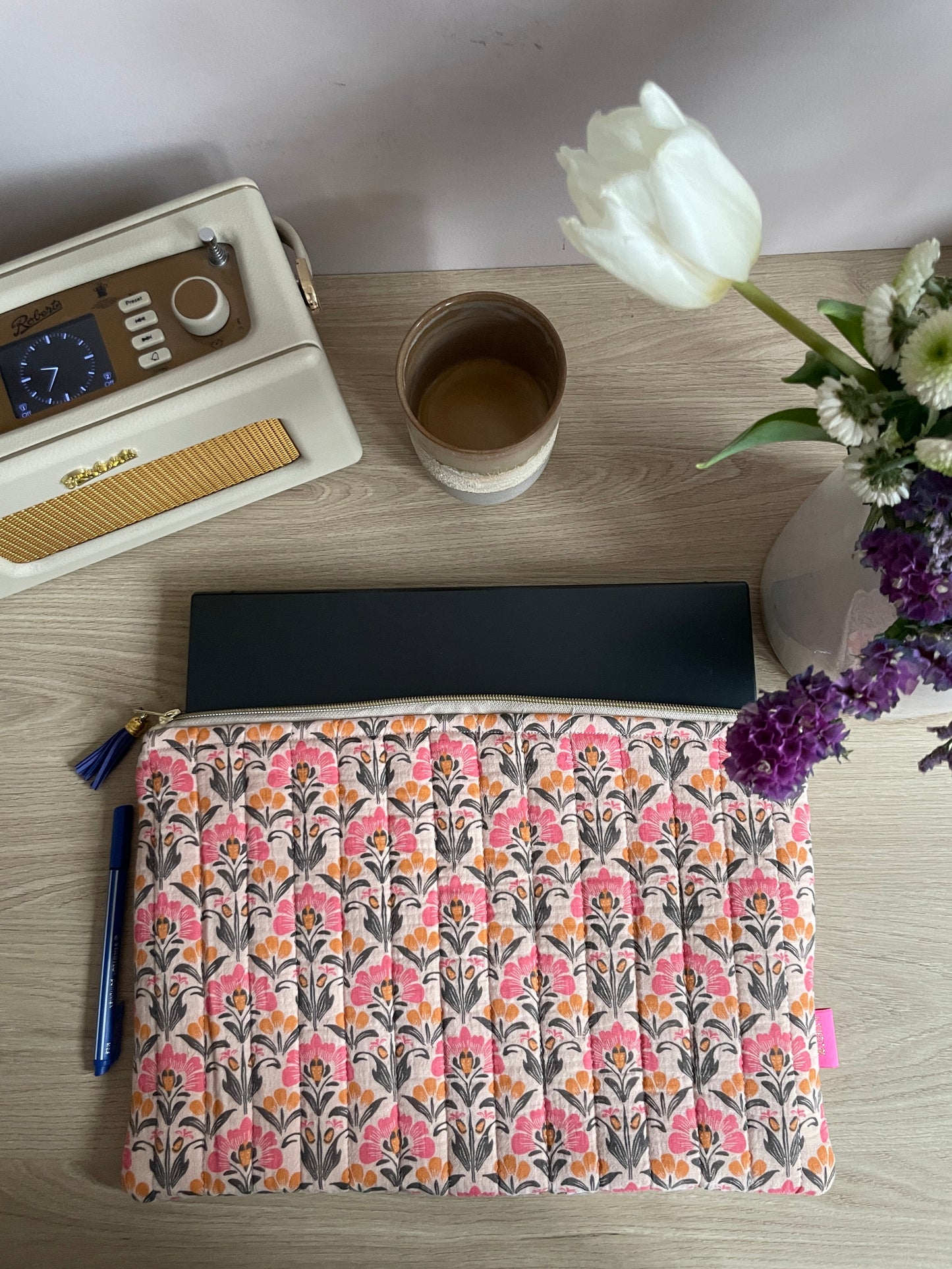 13 pouces - Housse ordinateur en tissu matelassé fleurs corail/ orange et fond beige