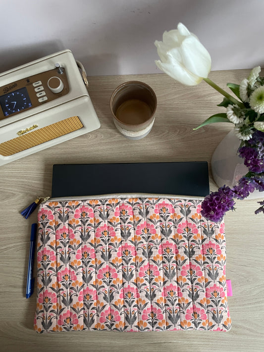 13 pouces - Housse ordinateur en tissu matelassé fleurs corail/ orange et fond beige