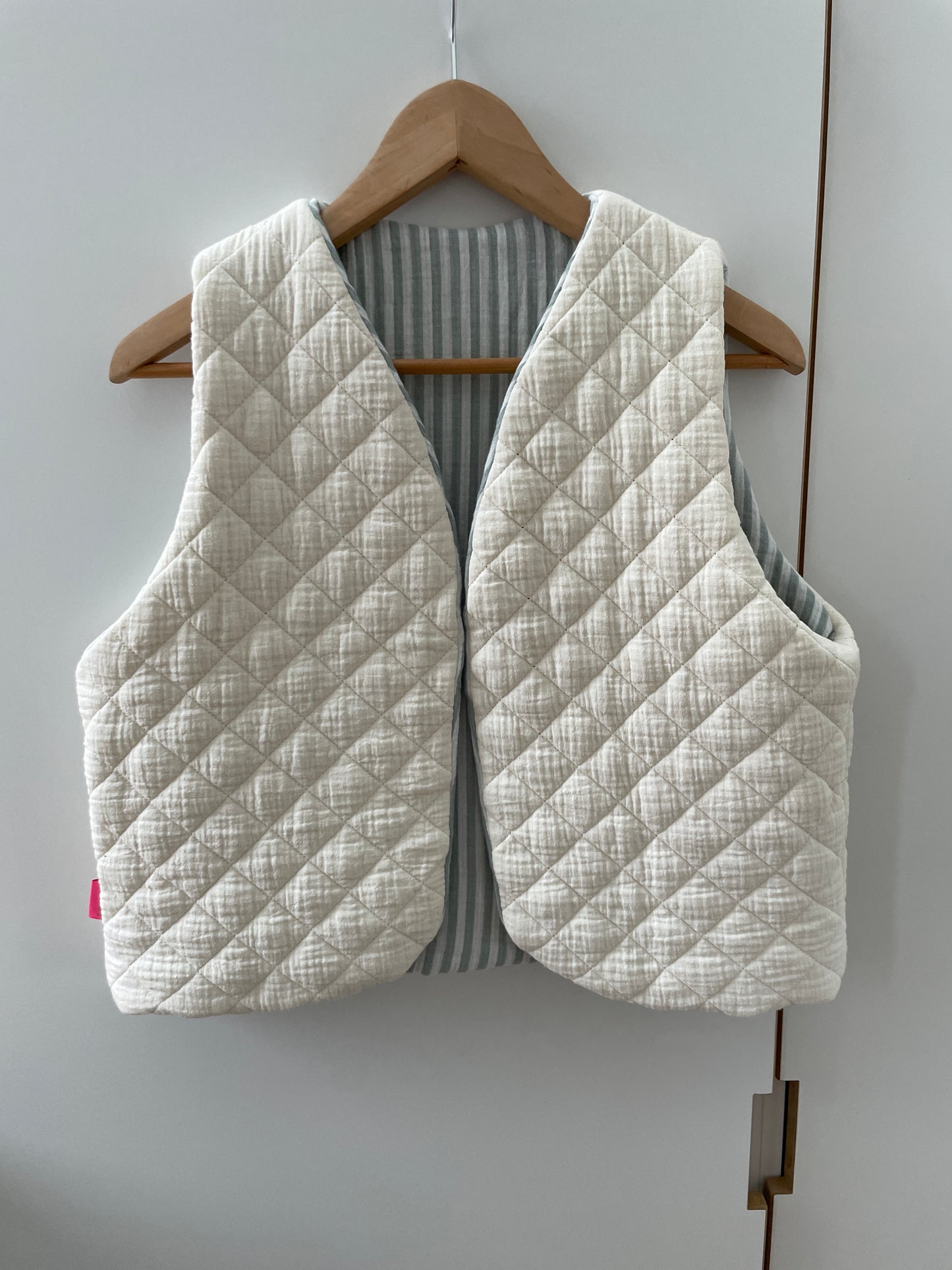 Gilet sans manche réversible matelassé blanc et intérieur gaze de coton rayé bleu gris et blanc